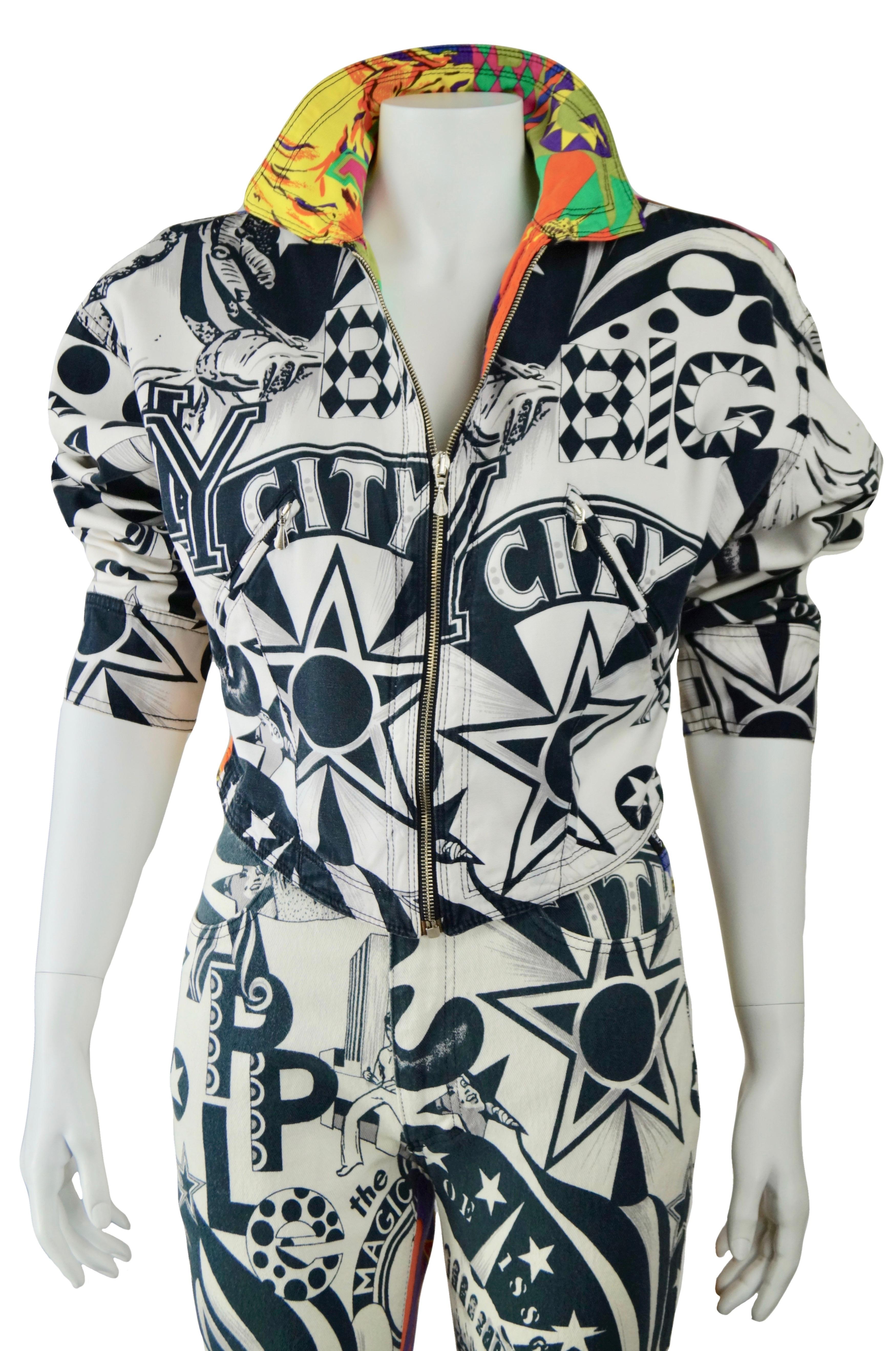 VERSACE JEANS COUTURE  New Yorker Pop-Art-Druck  Anzug Jeans und Bomber 90er-Jahre im Angebot 1