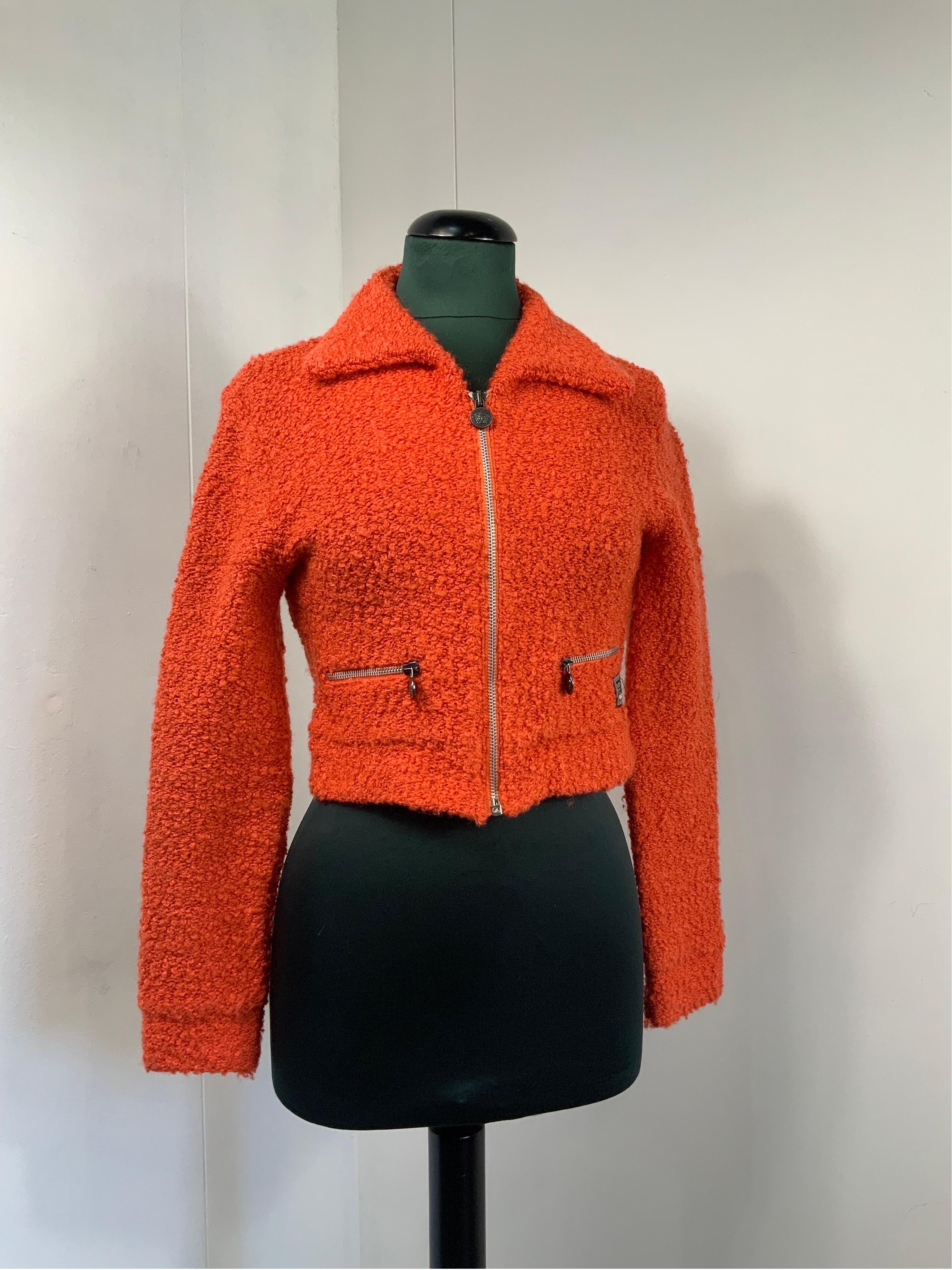 VERSACE JEANS COUTURE BOUCLE JACKET.
In acrylic and polyamide.
Orange bouclé effect fabric.
International size M.
Shoulders 42 cm
Bust 40 cm
Length 50 cm
Channel 60 cm
In good general condition, it shows signs of normal use and some pulled threads.