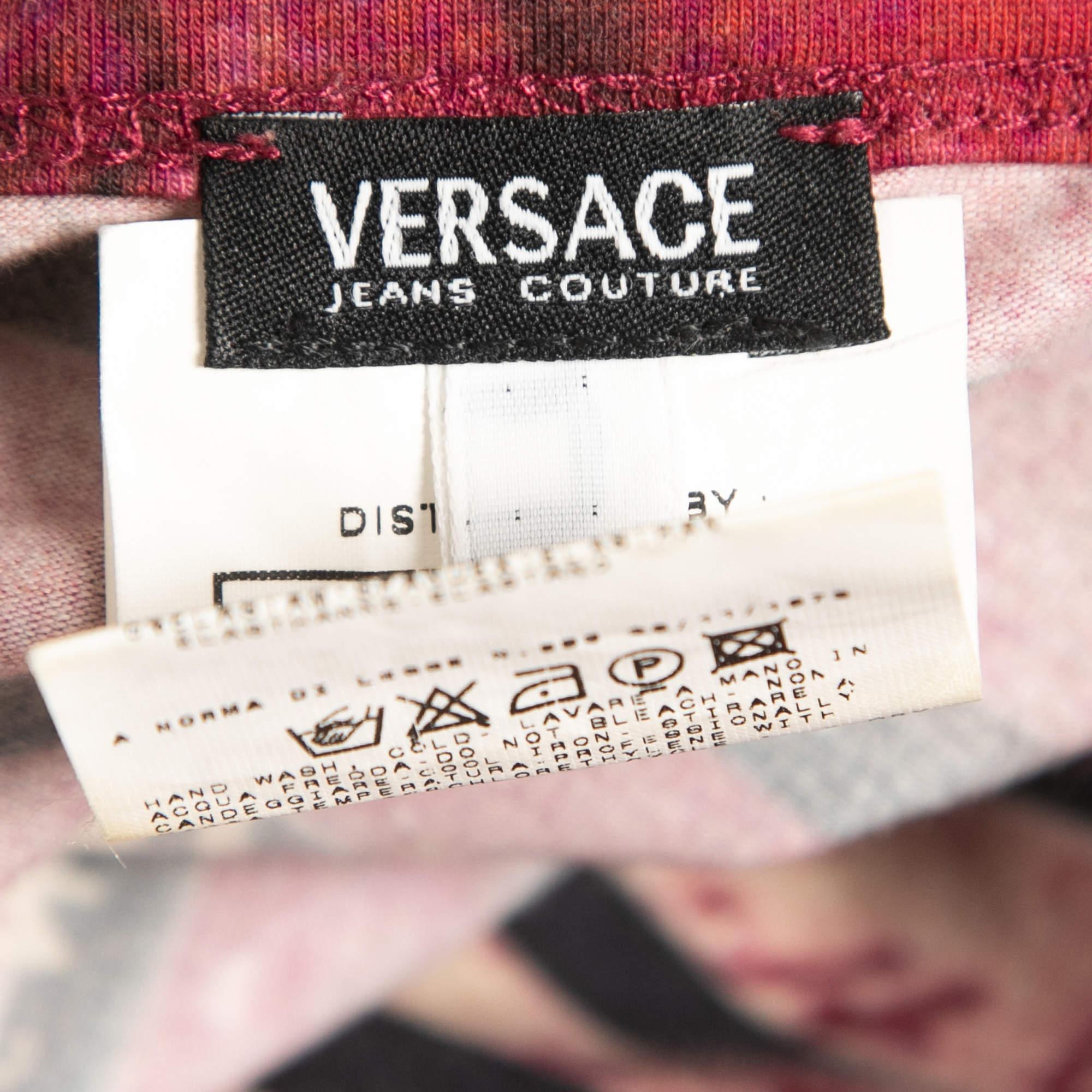Versace Jeans Couture Camiseta de manga corta de algodón elástico con estampado integral rosa L en Bueno estado para la venta en Dubai, Al Qouz 2