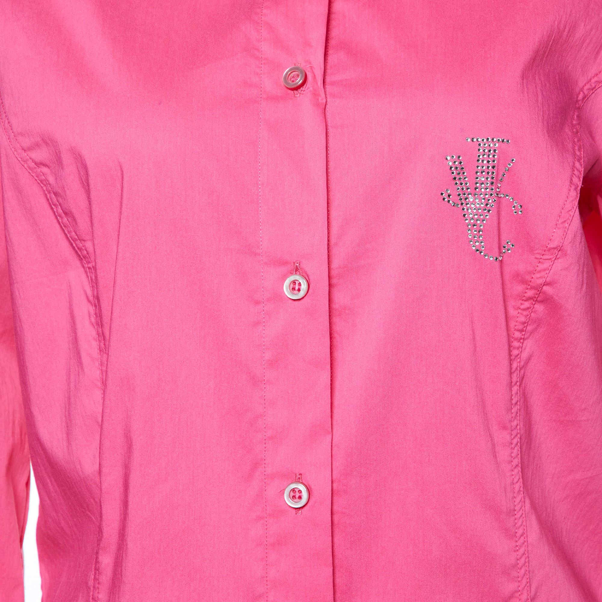 Rosa Versace Jeans Couture - Camicia con dettaglio logo in cotone rosa M. in vendita