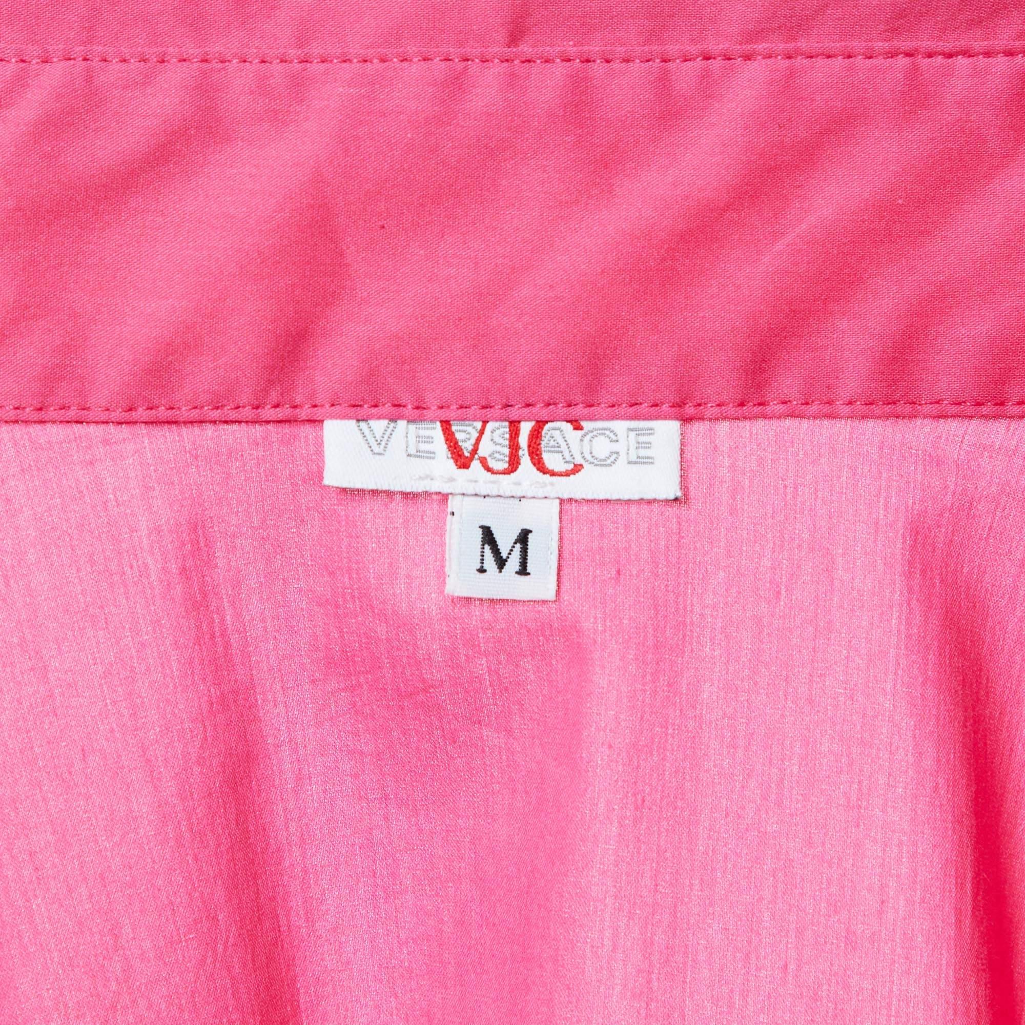 Versace Jeans Couture - Camicia con dettaglio logo in cotone rosa M. In condizioni ottime in vendita a Dubai, Al Qouz 2