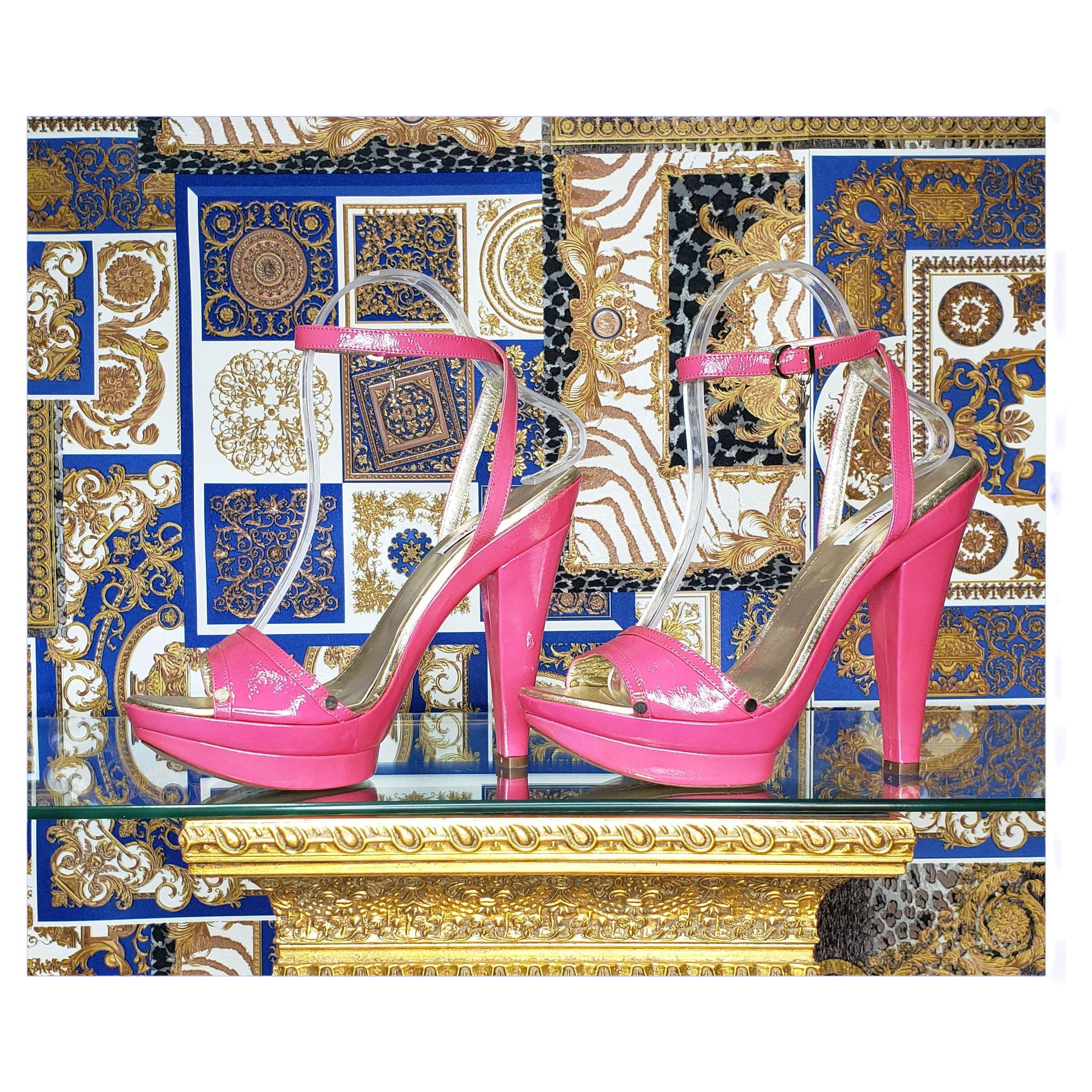 VERSACE JEANS COUTURE 


Pink patent leather heel sandals
 Gold-plated hardware

Open heel and toe
Golden leather lining 


Measurements:

Heel:5 3/4