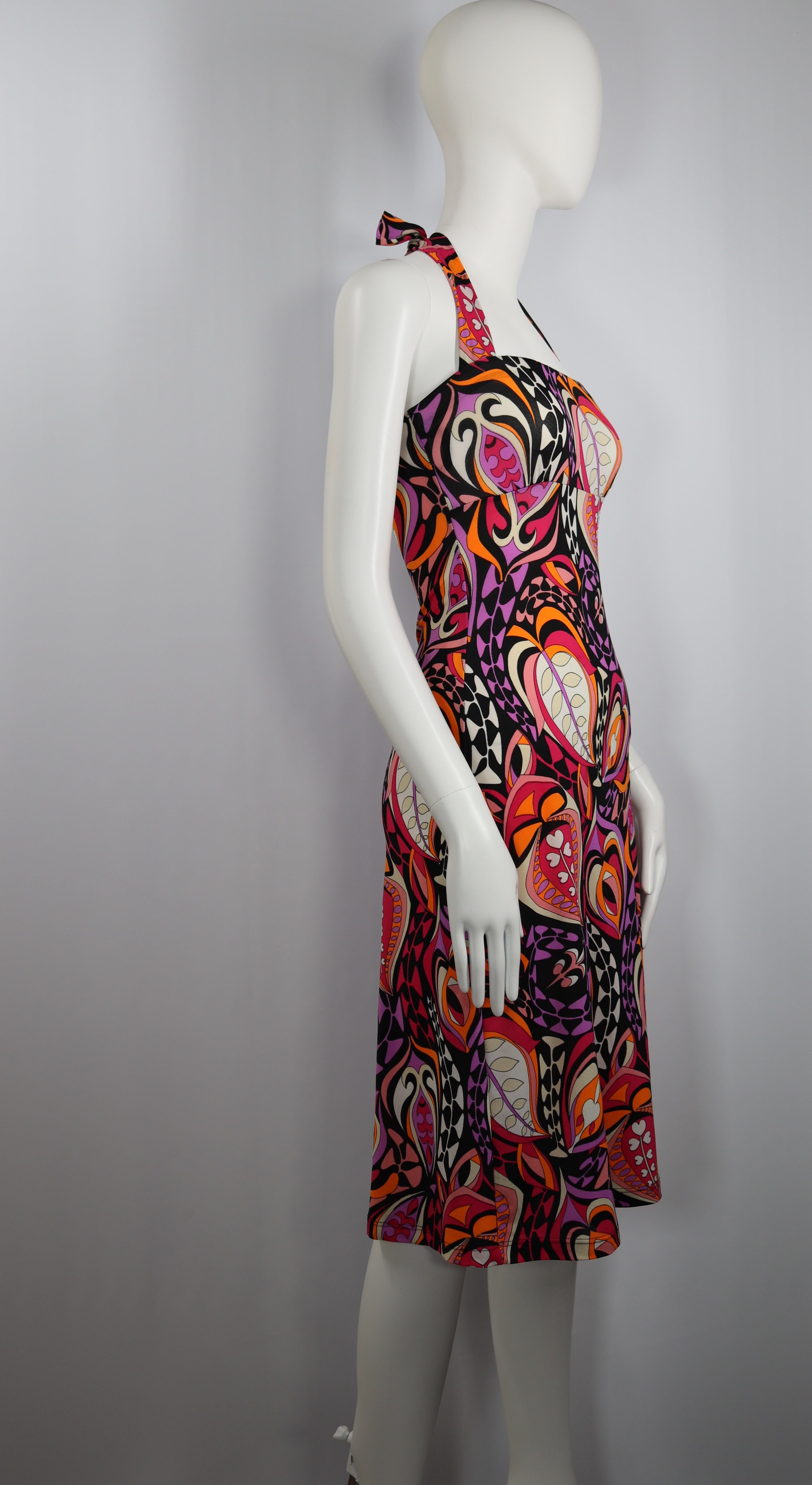 Very good condition, shows some signs of use and wear but nothing visible
Multicolor printed dress made of polyester, that can be tied to the neck 
Size : S
Height 86 cm / 34