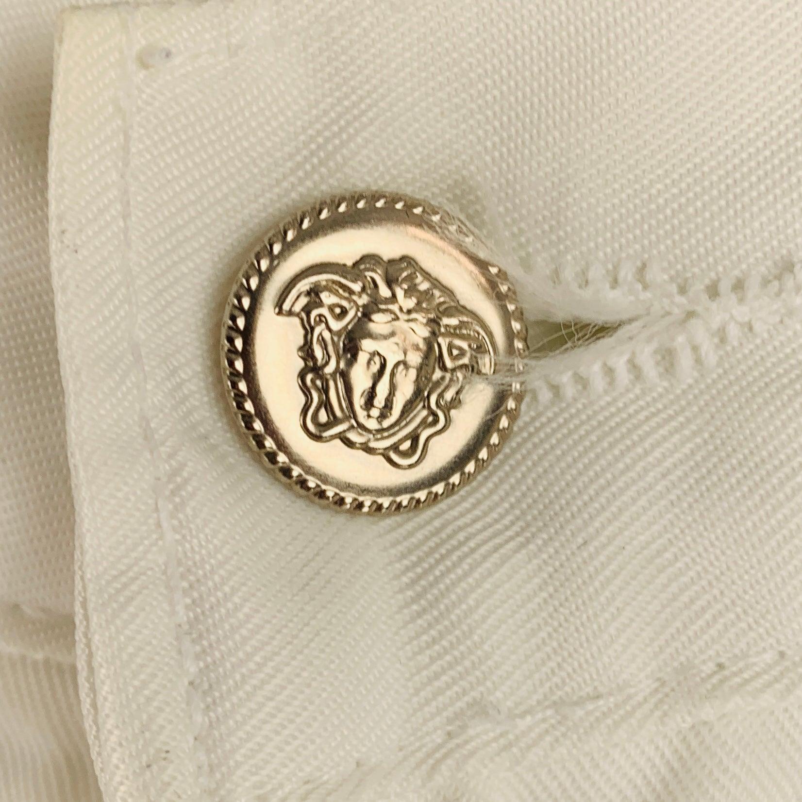VERSACE JEANS COUTURE jeans
in
a white denim fabric featuring a five pockets style, signature Medusa buttons, and button fly closure. Made in Italy.Good Pre-Owned Condition. Moderate marks, please check photos. As is. 

Marked:   640829