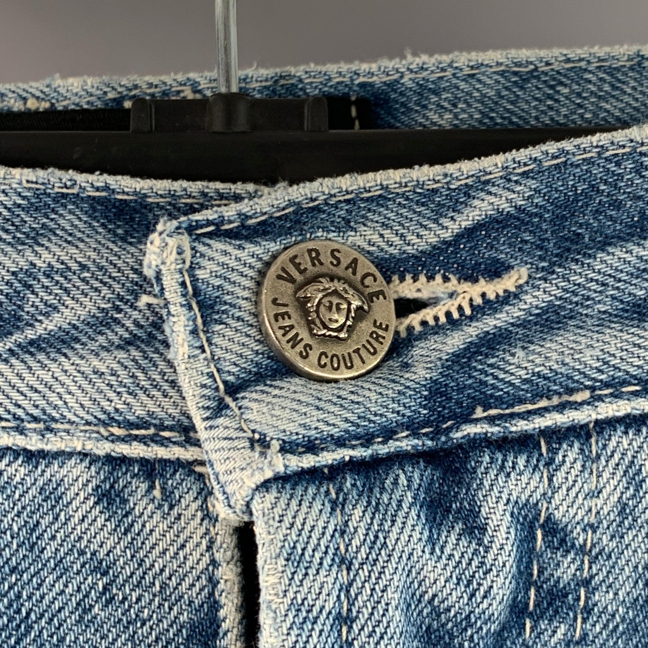 Jeans Versace Jeans Couture
in twill di cotone blu
Cinque tasche, gamba affusolata e chiusura con zip.
Made in Italy. Eccellente condizione di usato. 

Contrassegnato:   34/48 

Misure: 
  Vita: 34 pollici Cavallo: 10 pollici Gamba: 34 pollici 
  
 