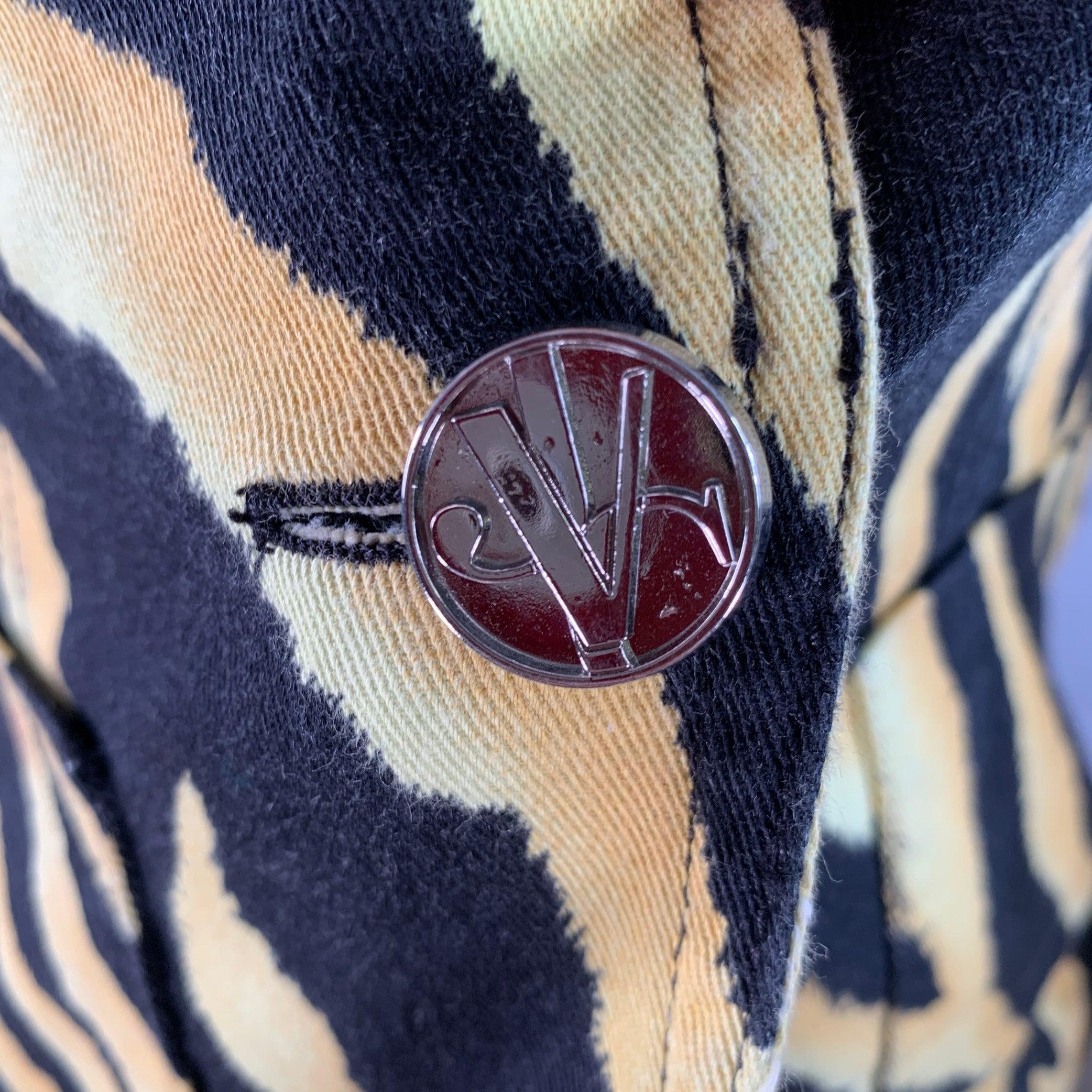 Giacca Versace Jeans Couture in twill di cotone nero e giallo con stampa animalier, finiture argentate e bottoni con logo. Made in Italy.Ottime condizioni di usato. 

Contrassegnato:   44 

Misure: 
 
Spalla: 15 pollici Busto: 39 pollici Maniche: