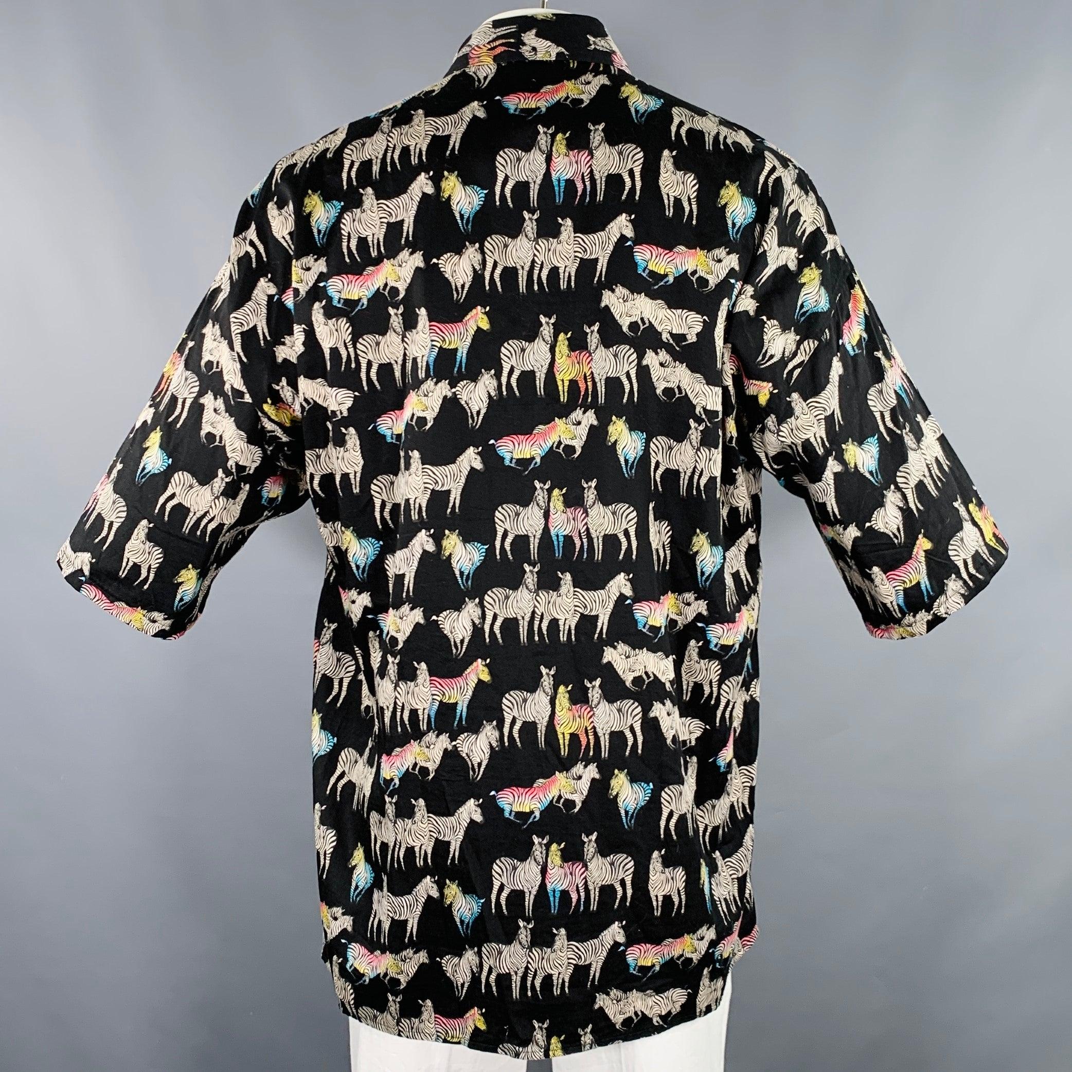 Noir VERSACE JEANS COUTURE - Chemise à manches courtes surdimensionnée noire et zébrée multicolore, taille L en vente