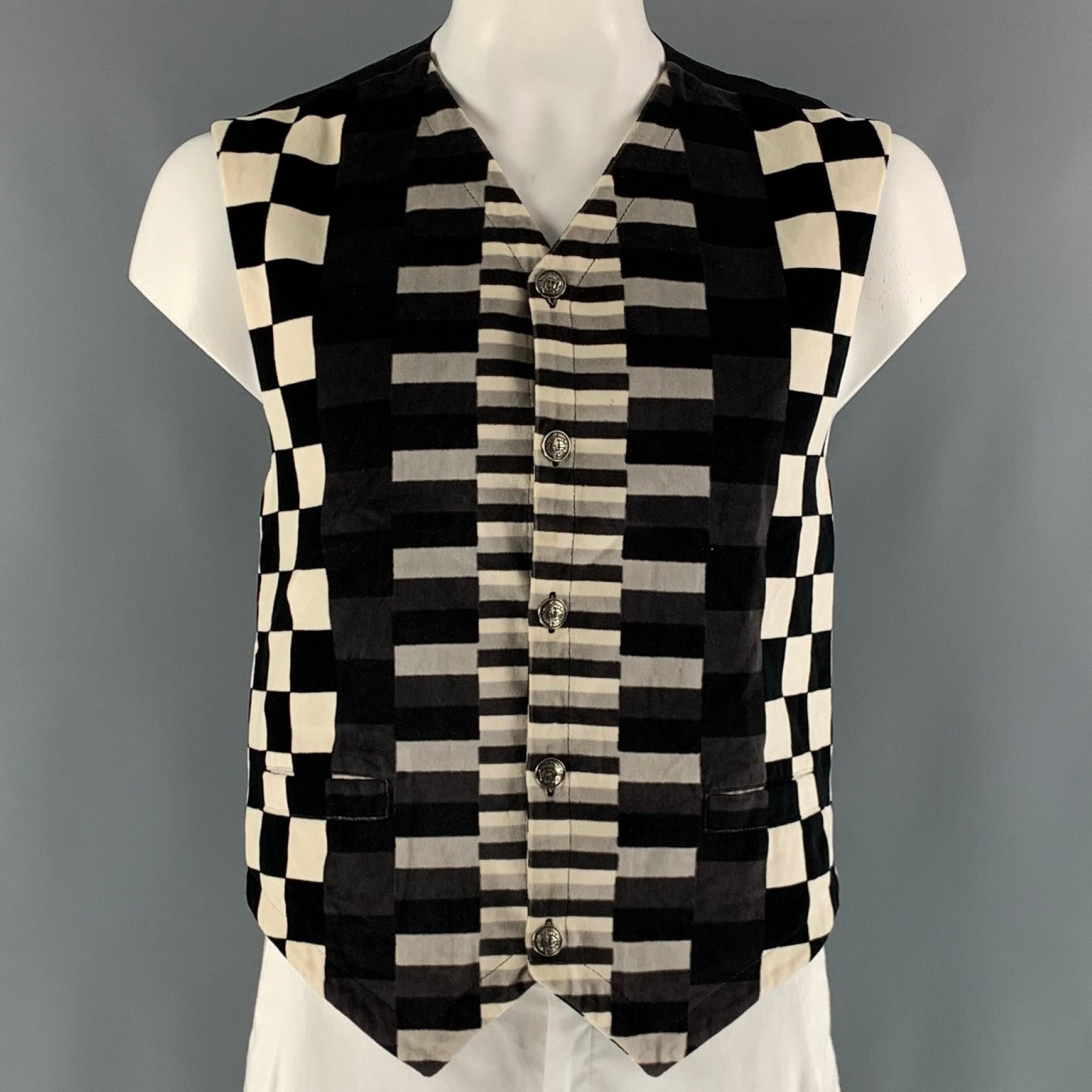 VERSACE JEANS COUTURE vest comes in a black and white checkered cotton woven material featuring slit pockets, silver medusa buttons, and a buttoned closure. Made in Italy.

Very Good Pre-Owned Condition. Minor mark at front left panel.
Marked: