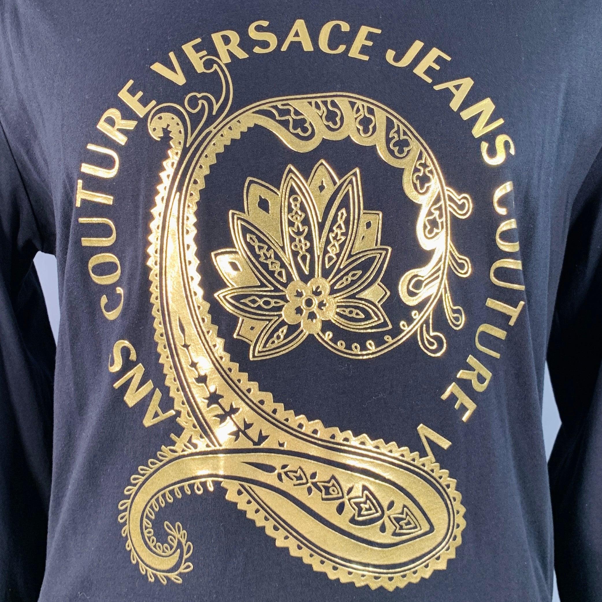 Pull VERSACE JEANS COUTURE
en jersey de coton noir avec logo métallique doré, manches longues et col ras du cou.Excellent état d'occasion. 

Marqué :   XXL 

Mesures : 
 
Epaule : 20.5 pouces Poitrine : 47 pouces Manche : 28.5 pouces Longueur :