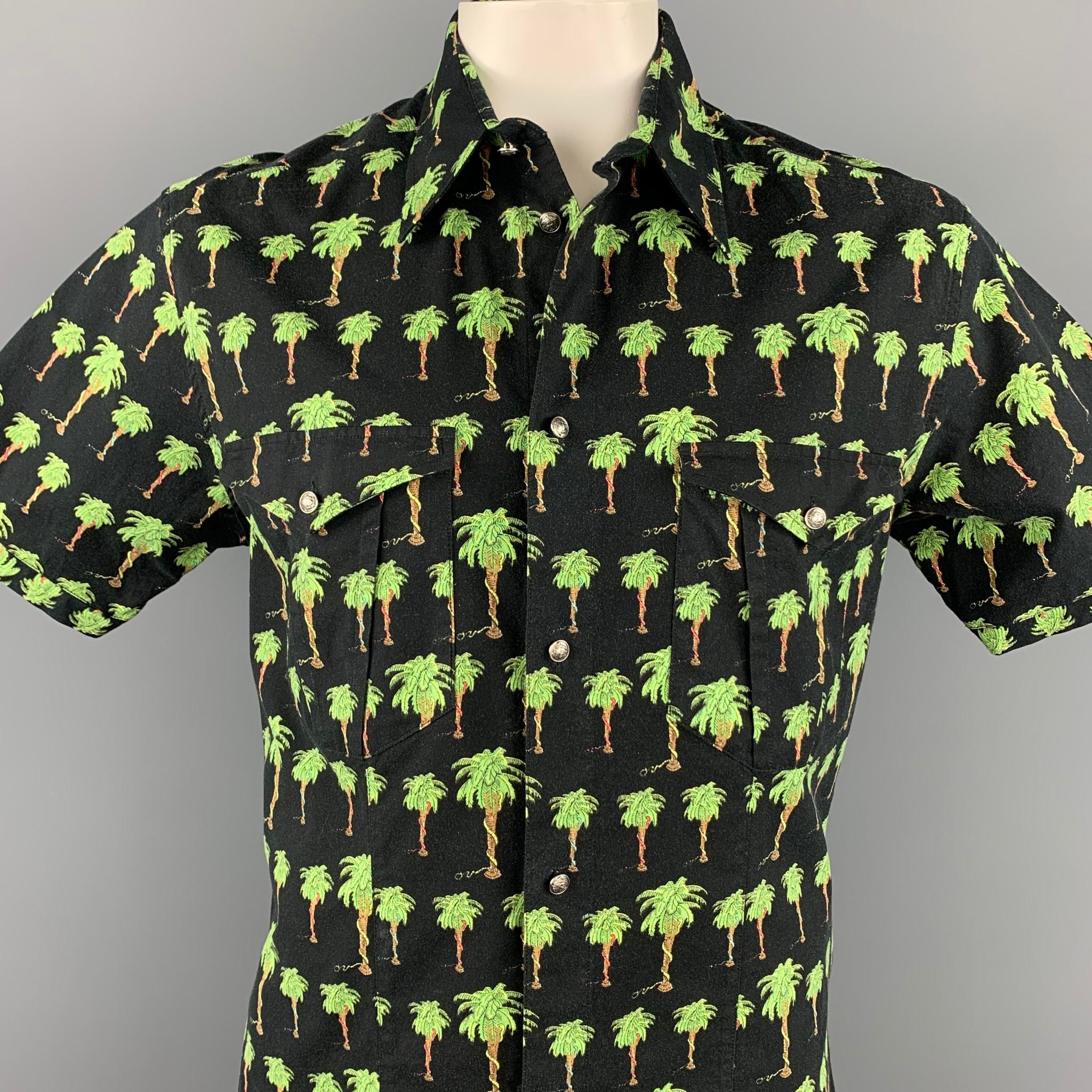 VERSACE JEANS COUTURE short sleeve shirt comes in a black & green palm tree print cotton blend featuring silver tone medusa buttons, front pockets, and a spread collar. Made in Italy.

Very Good Pre-Owned Condition.
Marked: