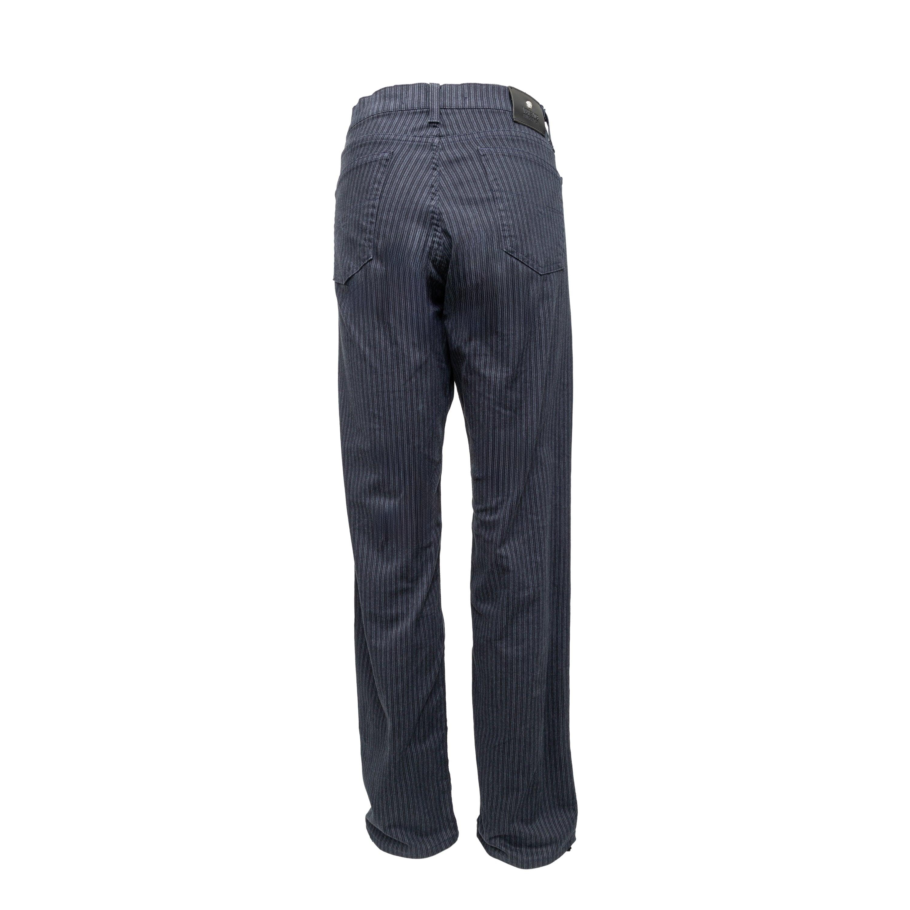 Expertly crafted from a cotton blend, these Versace Jeans Couture Stripe Pants offer a stripe effect in classic blue. Part of the iconic Jeans Couture line, they feature a leather patch with the signature medusa head detailing for a touch of luxury.