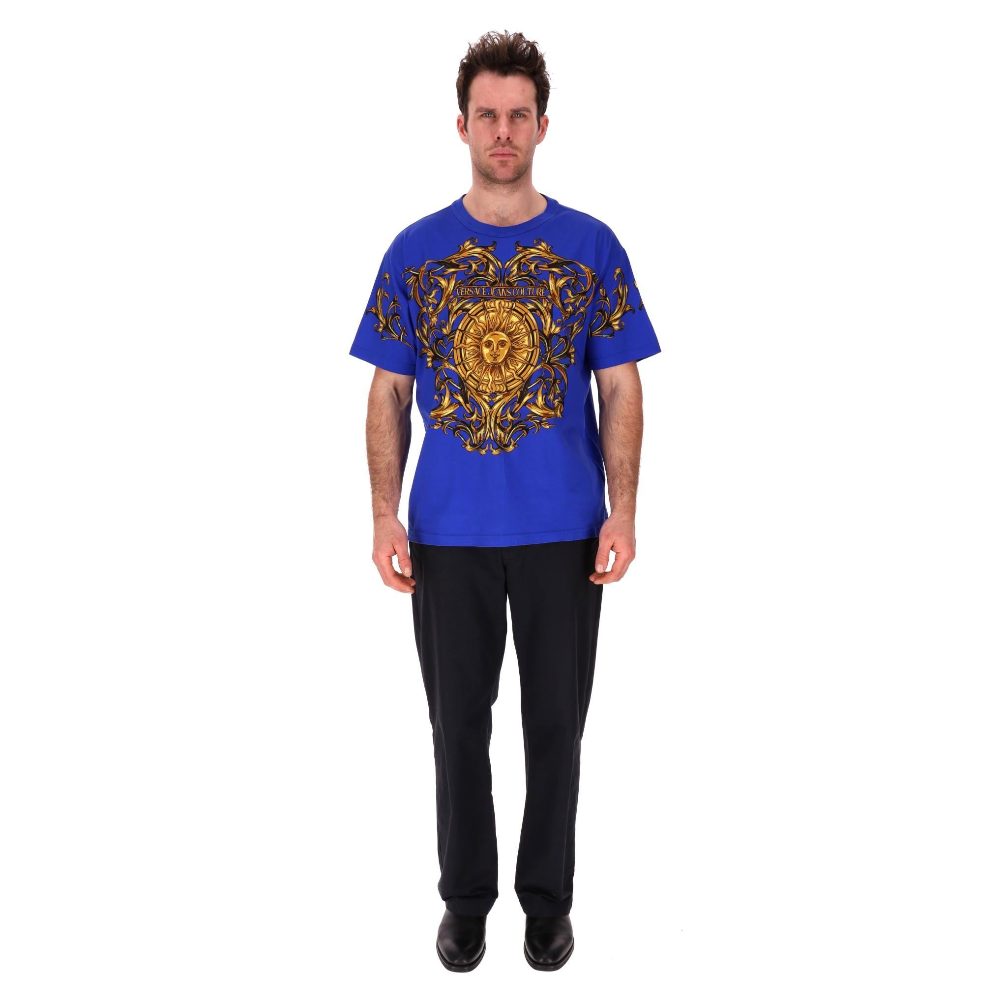 Versace Jeans Couture Sun Logo Printed T-Shirt

Blue t-shirt crafted from cotton with one of the brand's signature designs.

Gold baroque-inspired 'Sun' motif to the front. ''Versace Jeans Couture' logo detail.

Ribbed crew neckline, short sleeves.
