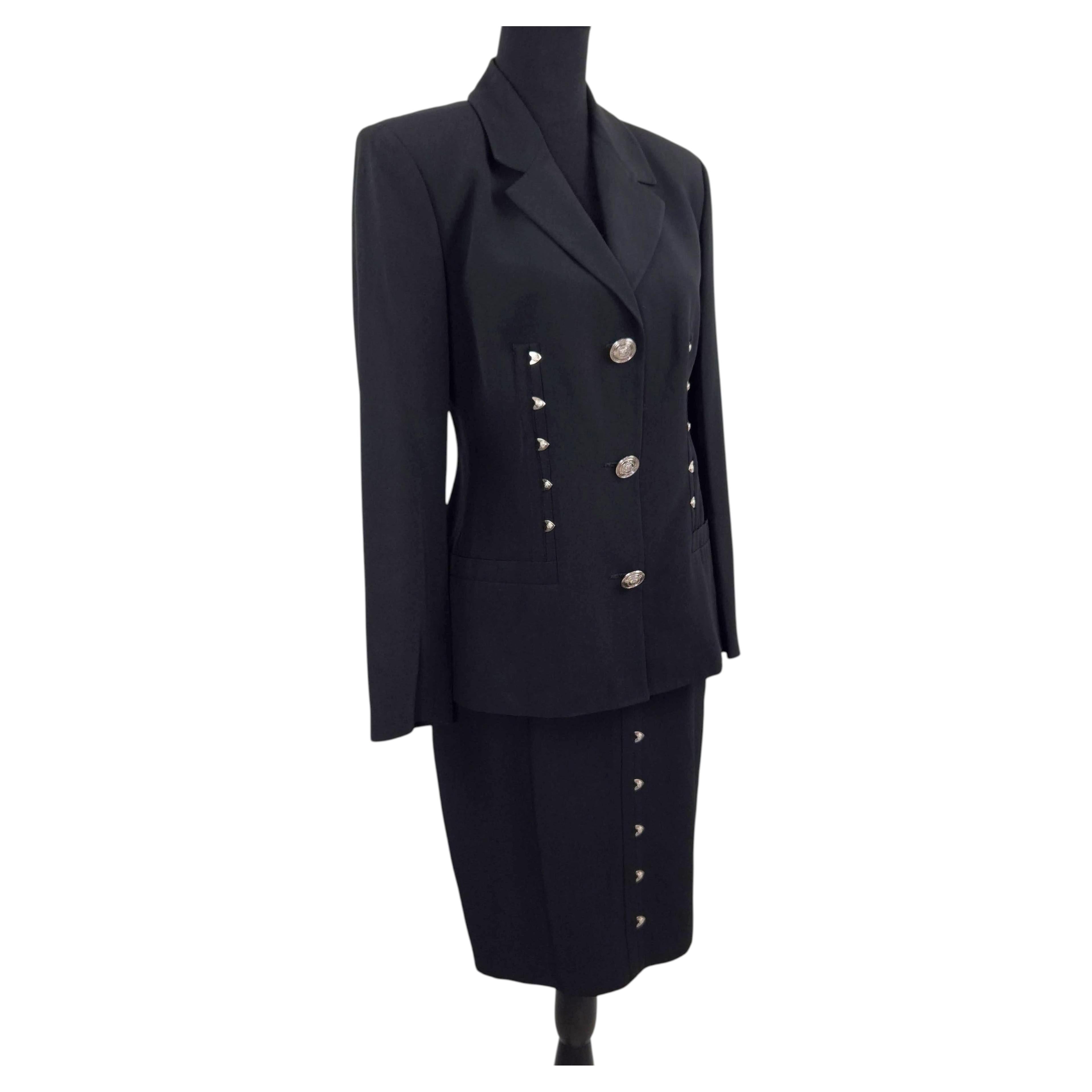 Versace Jeans Couture schwarzer Anzug mit Nieten, Jahr 1995