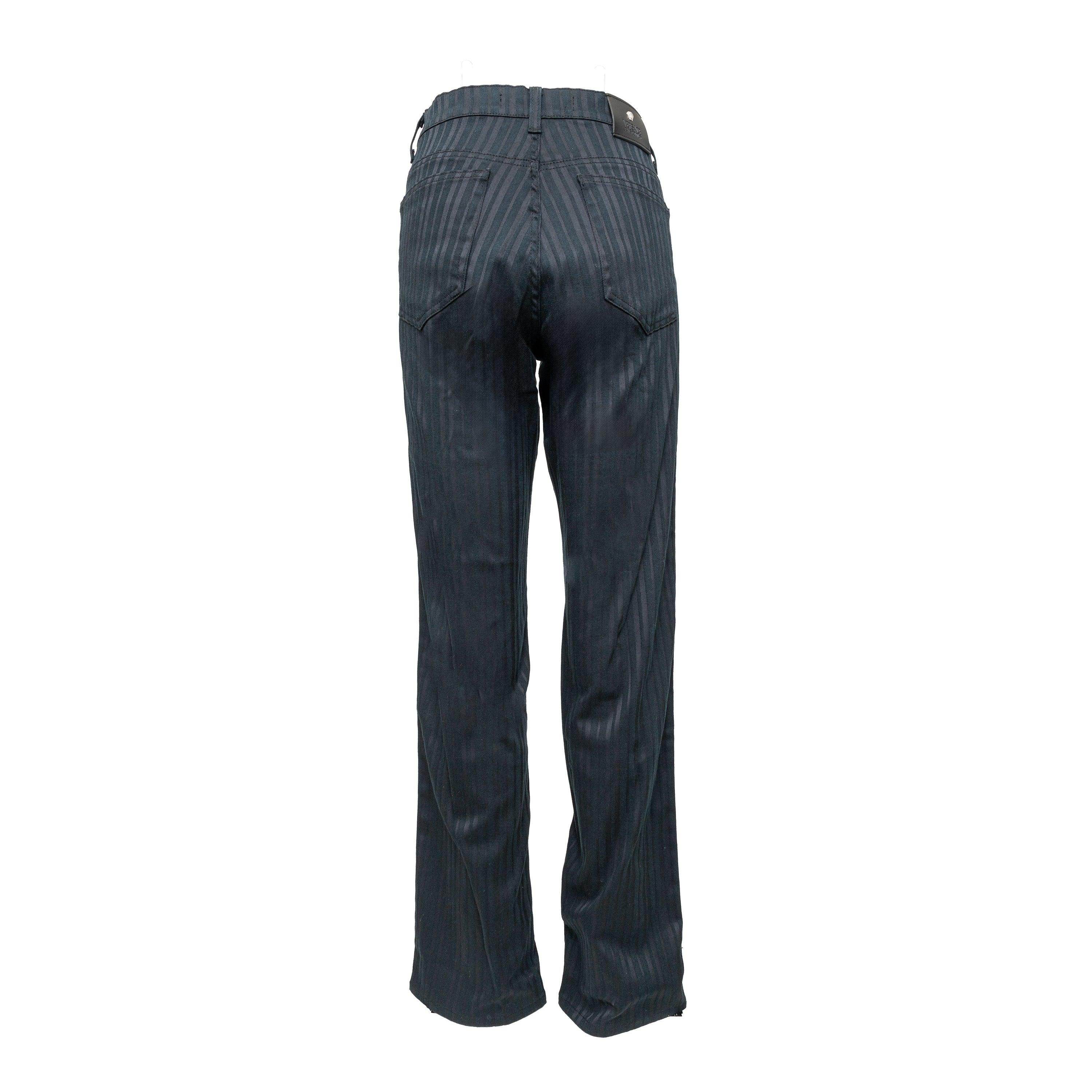 Diese Versace Hose ist aus einer weichen Baumwollmischung gefertigt und zeichnet sich durch einen luxuriösen Samtstoff und dezente Streifeneffekte aus. Diese Hose ist mit einem silberfarbenen Medusa-Kopf verziert und wertet jeden Look auf. Aus der