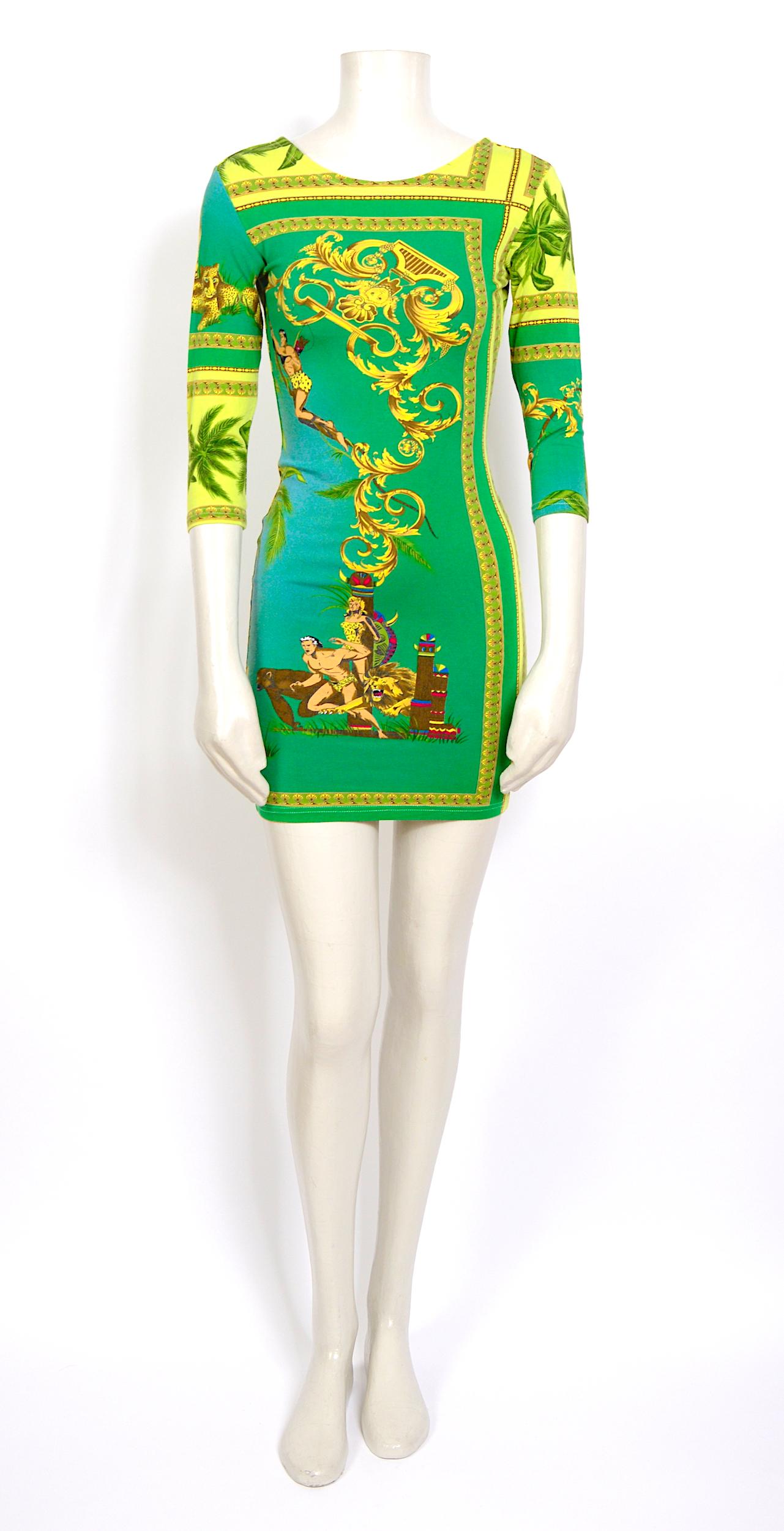 Gianni Versace, il était, il est et il sera toujours l'un des meilleurs designers de tous les temps.
Rare et désirable robe vintage des années 1990 Versace Jeans Couture stretch Tarzan & Jane imprimé jungle (vert-jaune-bleu-or)
Fabriqué en Italie -