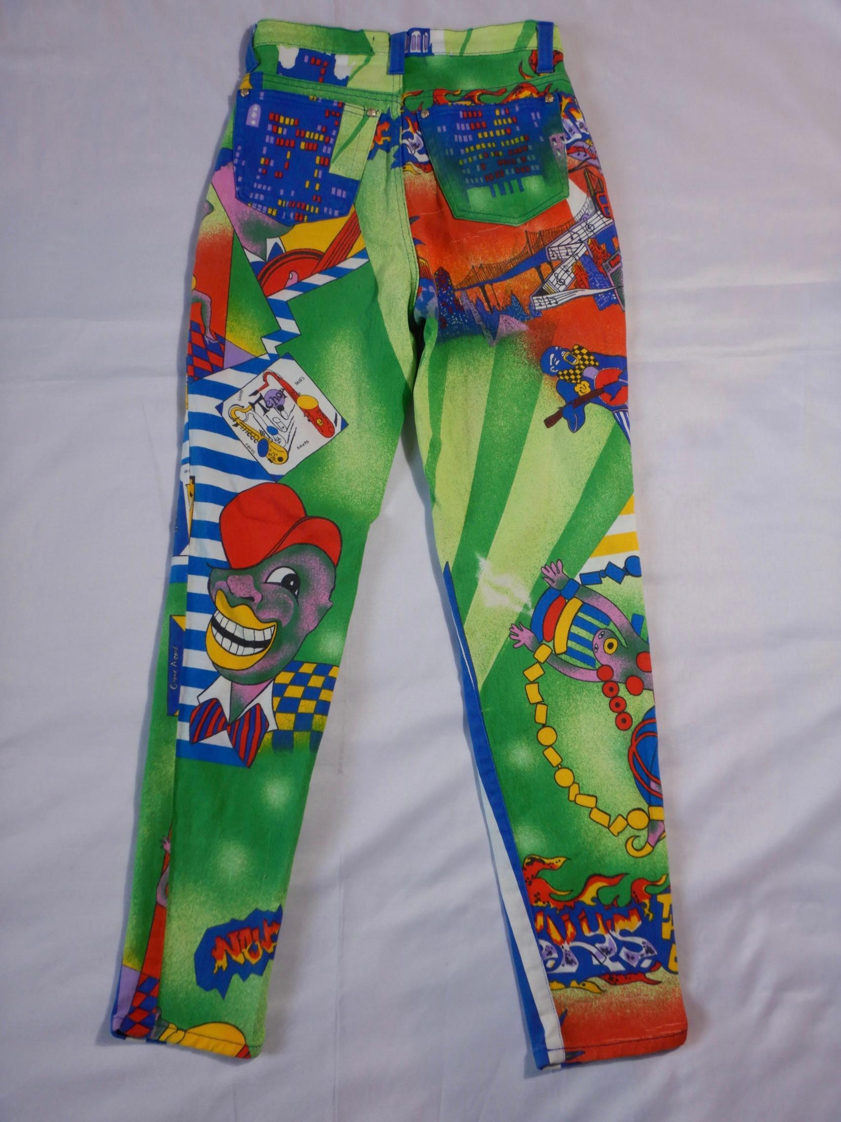 Whimsical vibrant vintage Versace Jeans Couture stretch jeans.

Jeans feature all over print with New York Jazz Age motif. 

High rise with skinny leg.

Very stretchy form fitting jeans.

Fabric is cotton with 2% elasten.

Tagged size 31 45.

The
