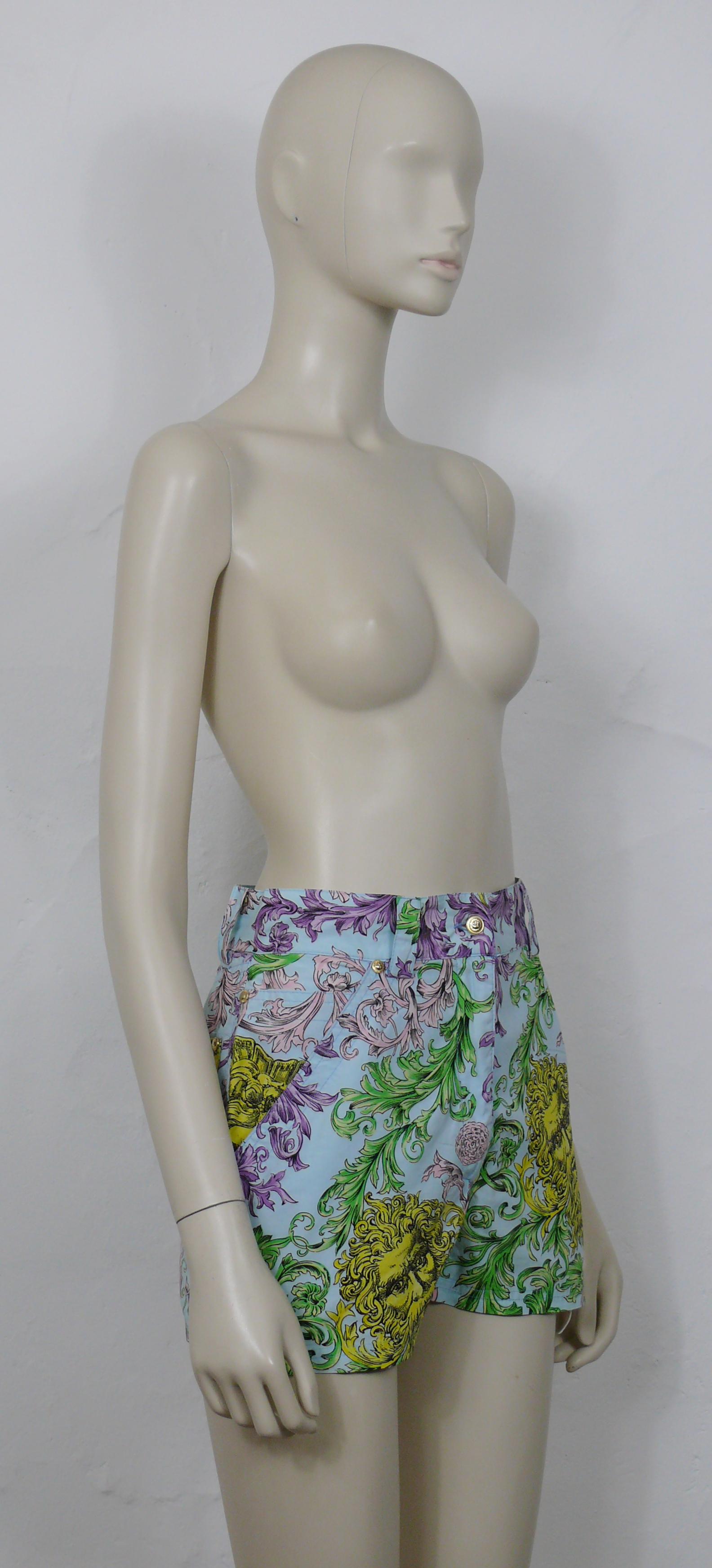 VERSACE JEANS COUTURE vintage multicolor Barocco print shorts.

These shorts feature :
- Multicolor Barocco print featuring Roman Antique heads and acanthus leaves.
- Light blue color background.
- Button and zipper closure at the front.
- Belt