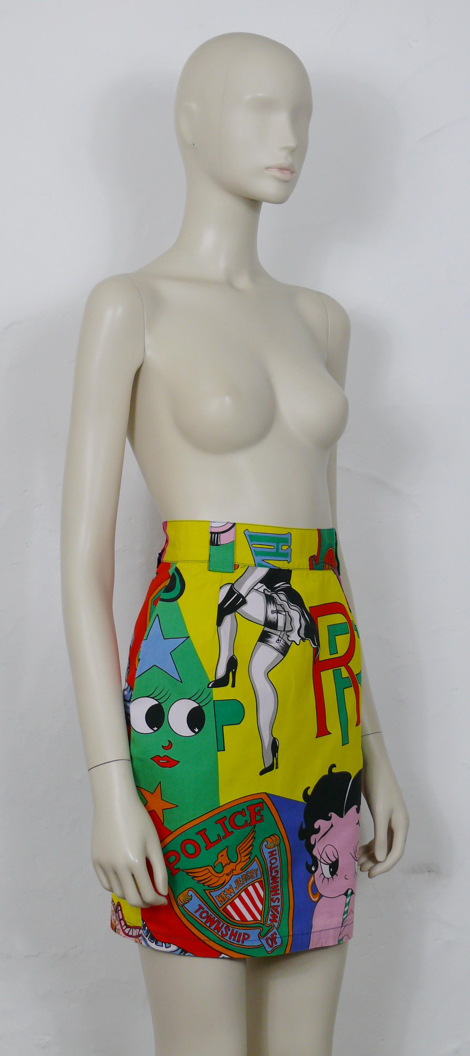 Falda vintage VERSACE JEANS COUTURE con un estampado opulento y multicolor con BEETY BOOPs, logotipos de motocicletas, HARLEY DAVIDSON y ROLLS-ROYCE, insignia de la policí...

Cierre trasero con cremallera y botón.
Trabillas para el cinturón.
Sin