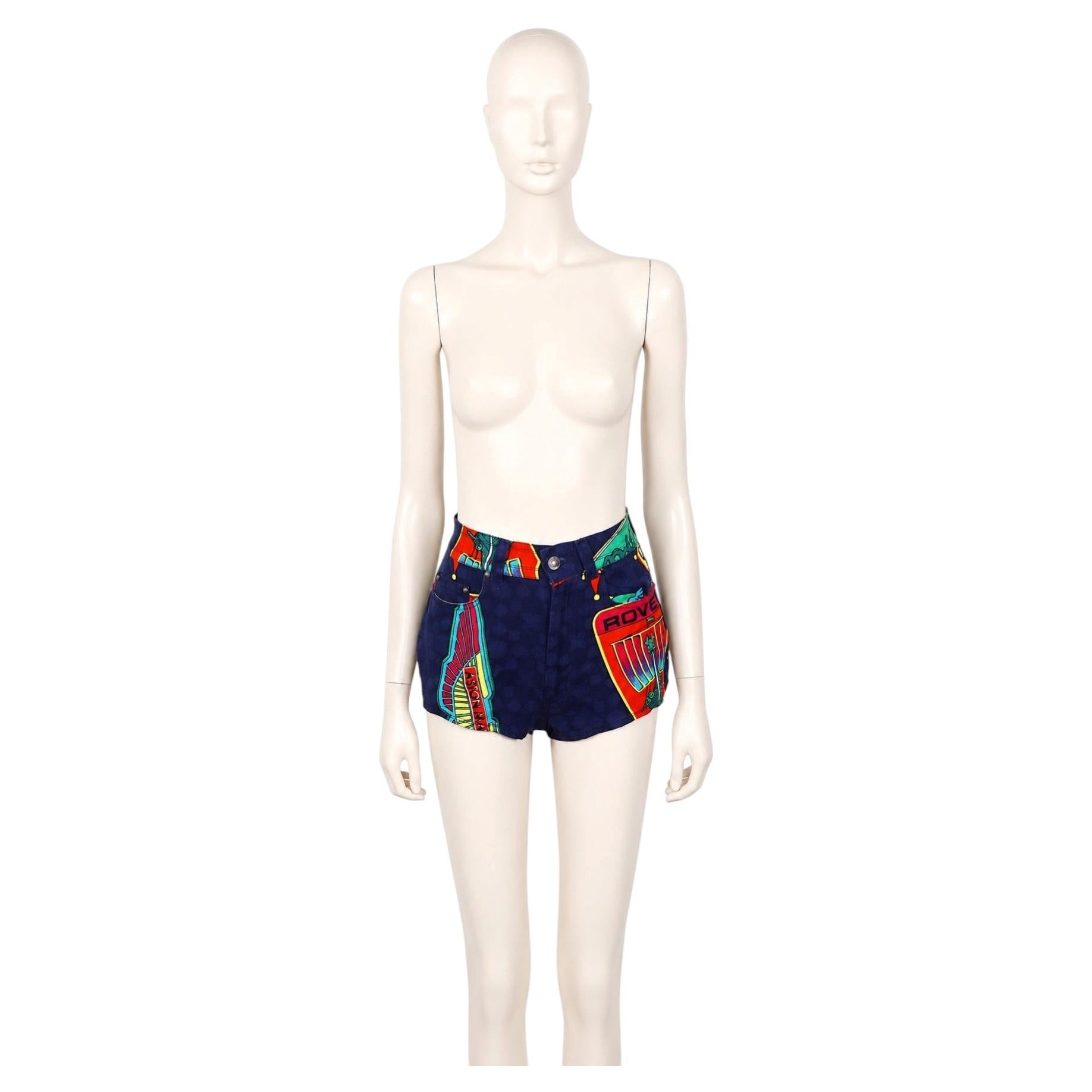 Short en jean VERSACE Couture Vintage avec logos de marques automobiles