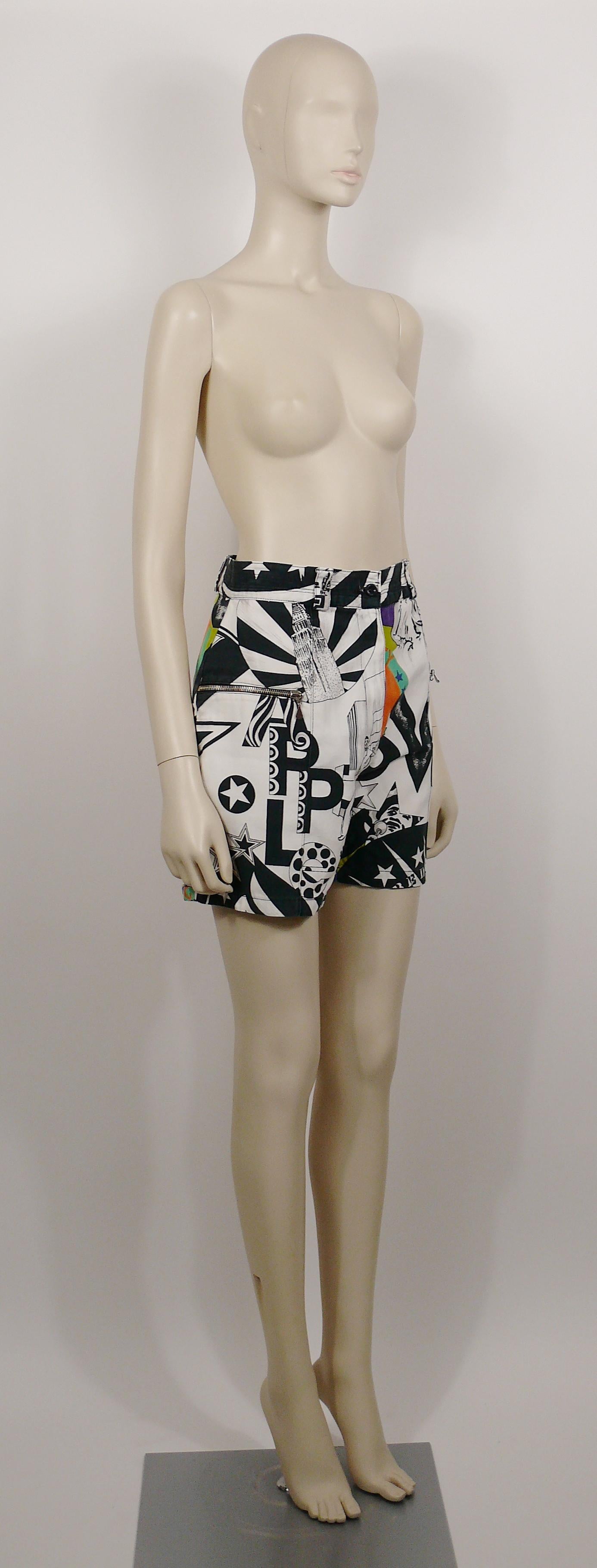 VERSACE JEANS COUTURE Vintage Manhattan New York City Graffiti Drucke Shorts.

Diese Kurzfilme zeigen:
- Schwarzer, weißer und grauer Druck auf der Vorderseite.
- Bunte Aufdrucke auf der Rückseite.
- Knopf- und Reißverschluss auf der Vorderseite.
-