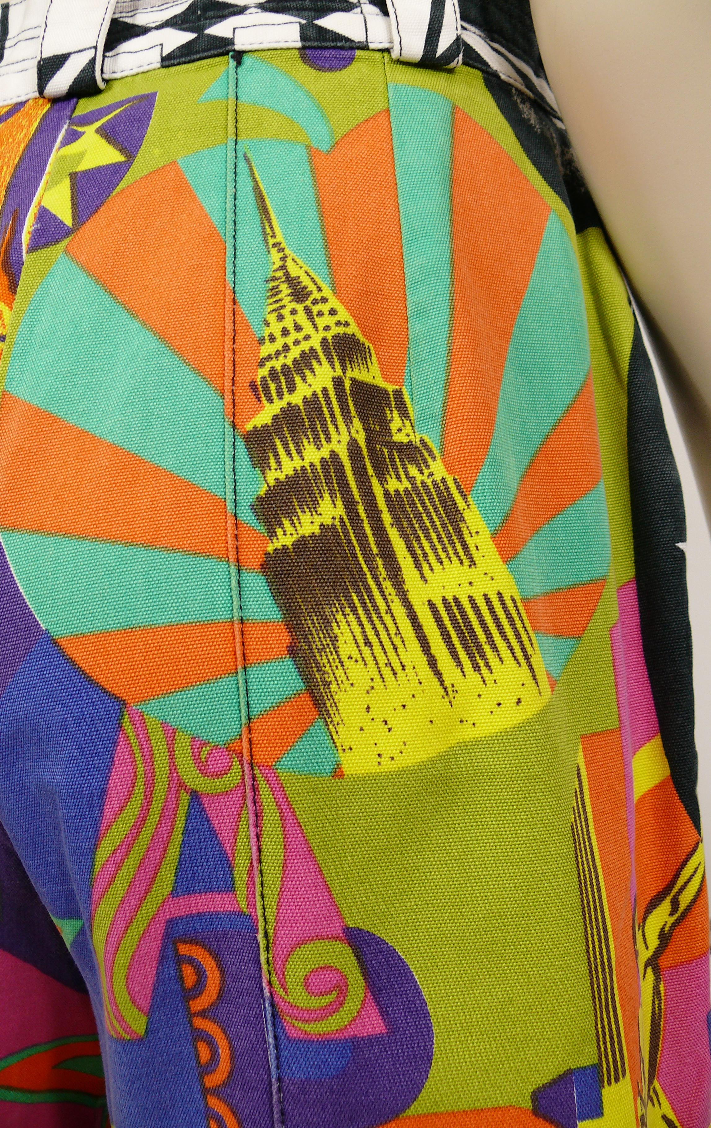 Versace Jeans Couture Pantalones Cortos Vintage Manhattan Nueva York Estampados Graffiti en venta 3