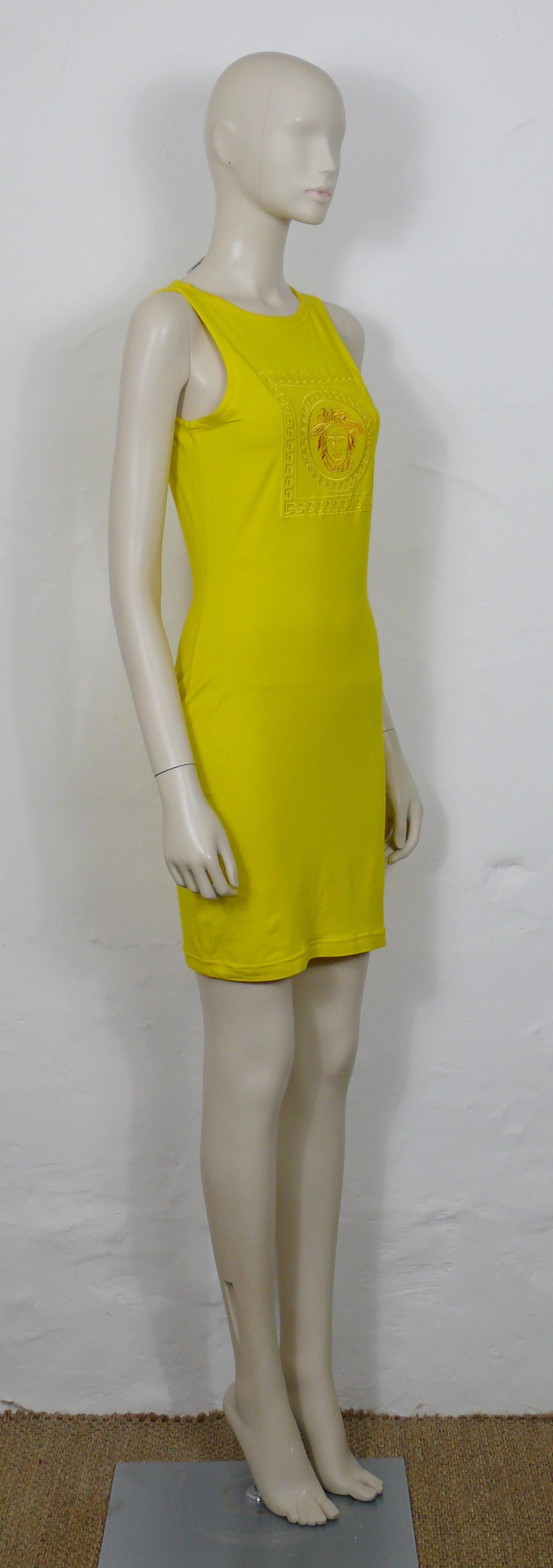 Vestido bodycon amarillo vintage VERSACE JEANS COUTURE con la emblemática MEDUSA bordada.

Se desliza.
Tejido elástico.

La etiqueta dice VERSACE JEANS COUTURE.
Fabricado en Italia.

La etiqueta de la talla dice : 32/46.
Consulte las medidas.

Las