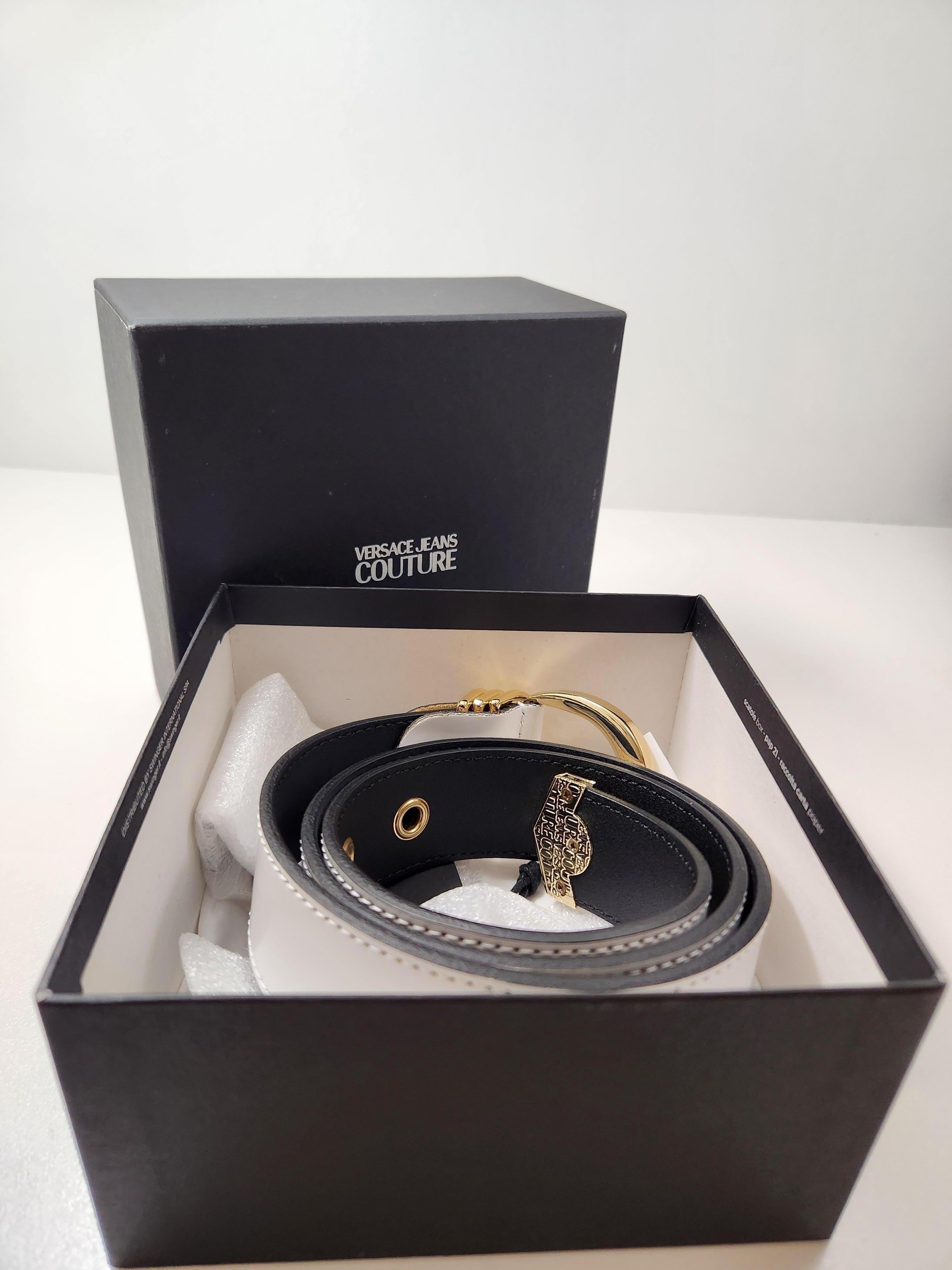 Introducing the Versace Jeans Couture White Gold Buckle Wide Leather Belt where bold design meets unparalleled luxury. This striking belt effortlessly elevates any outfit, adding a touch of high-fashion sophistication with a modern twist.

Exquisite