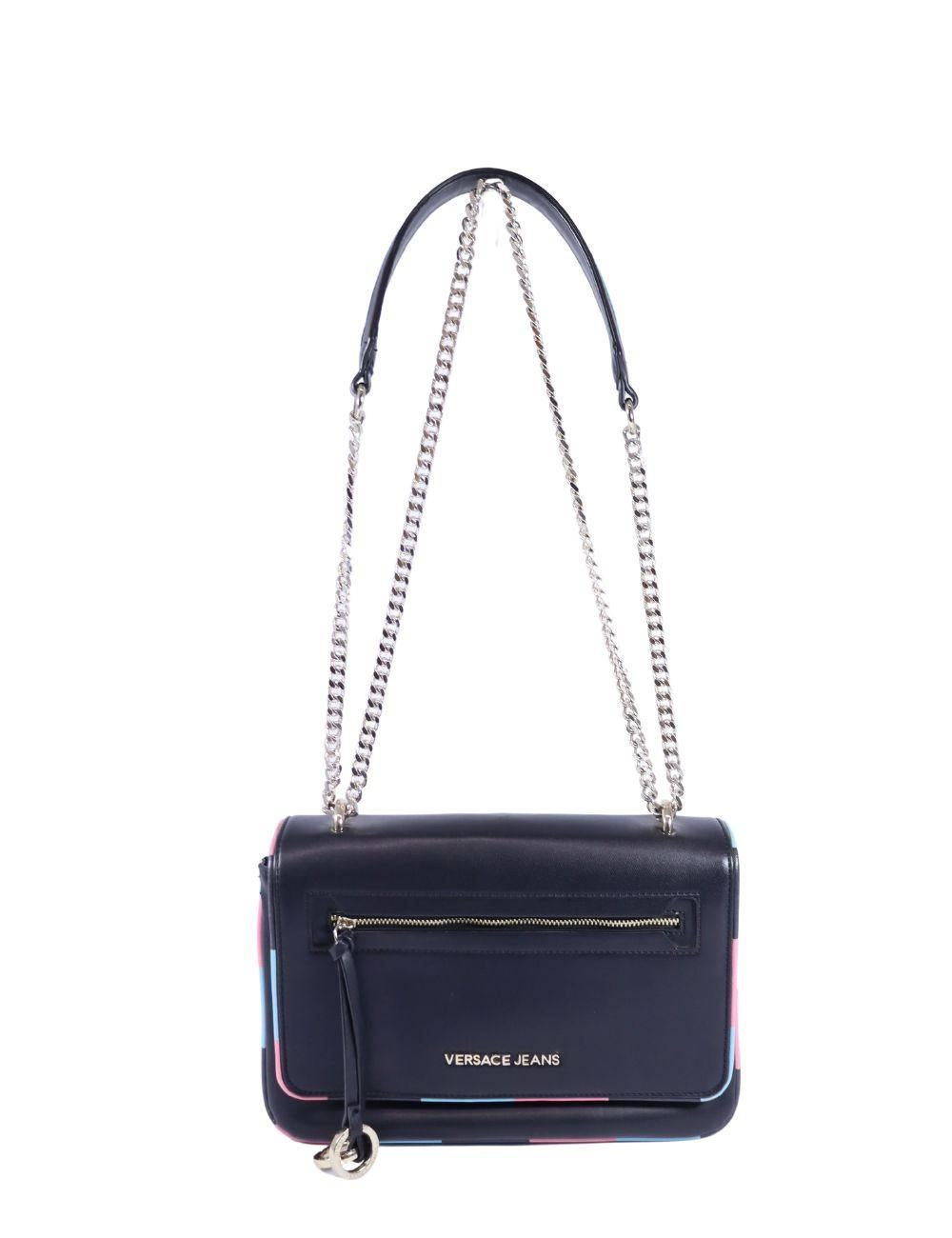 Borsa a tracolla Versace Jeans Navy con tracolla a catena e tasca frontale con zip

Aggiungi un tocco di audace raffinatezza al tuo look con questa borsa a tracolla di Versace Jeans. Realizzato in ecopelle color blu scuro, questo modello strutturato