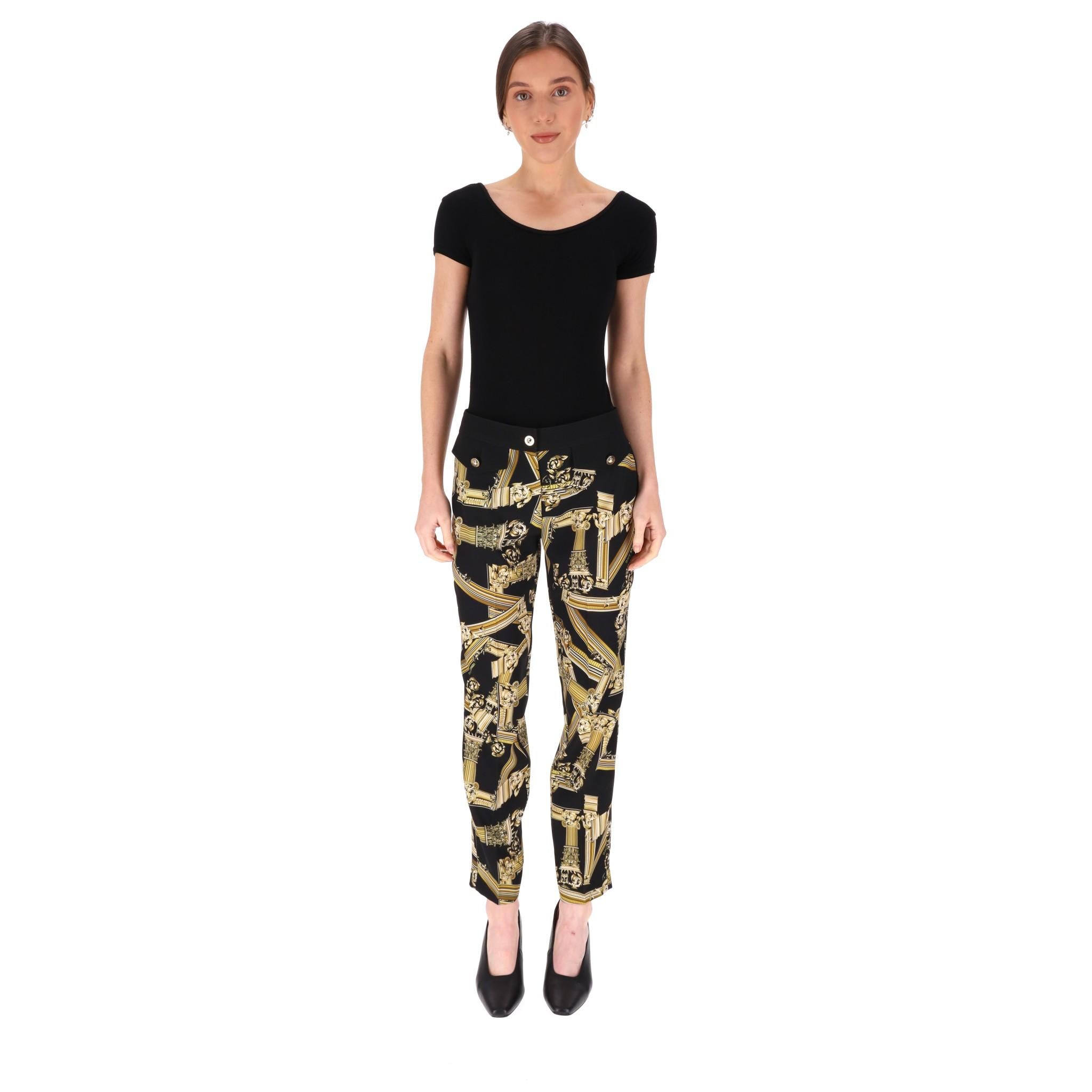 MARQUE NEUVE- Pantalon imprimé Architecture de Versace Jeans
Noir avec des motifs complexes dorés.
Coupe classique avec une jambe droite.
Fermeture à glissière et à bouton.
Taille - 42IT
Condition - Brand New, With Labels
Composition - 100% Polyester