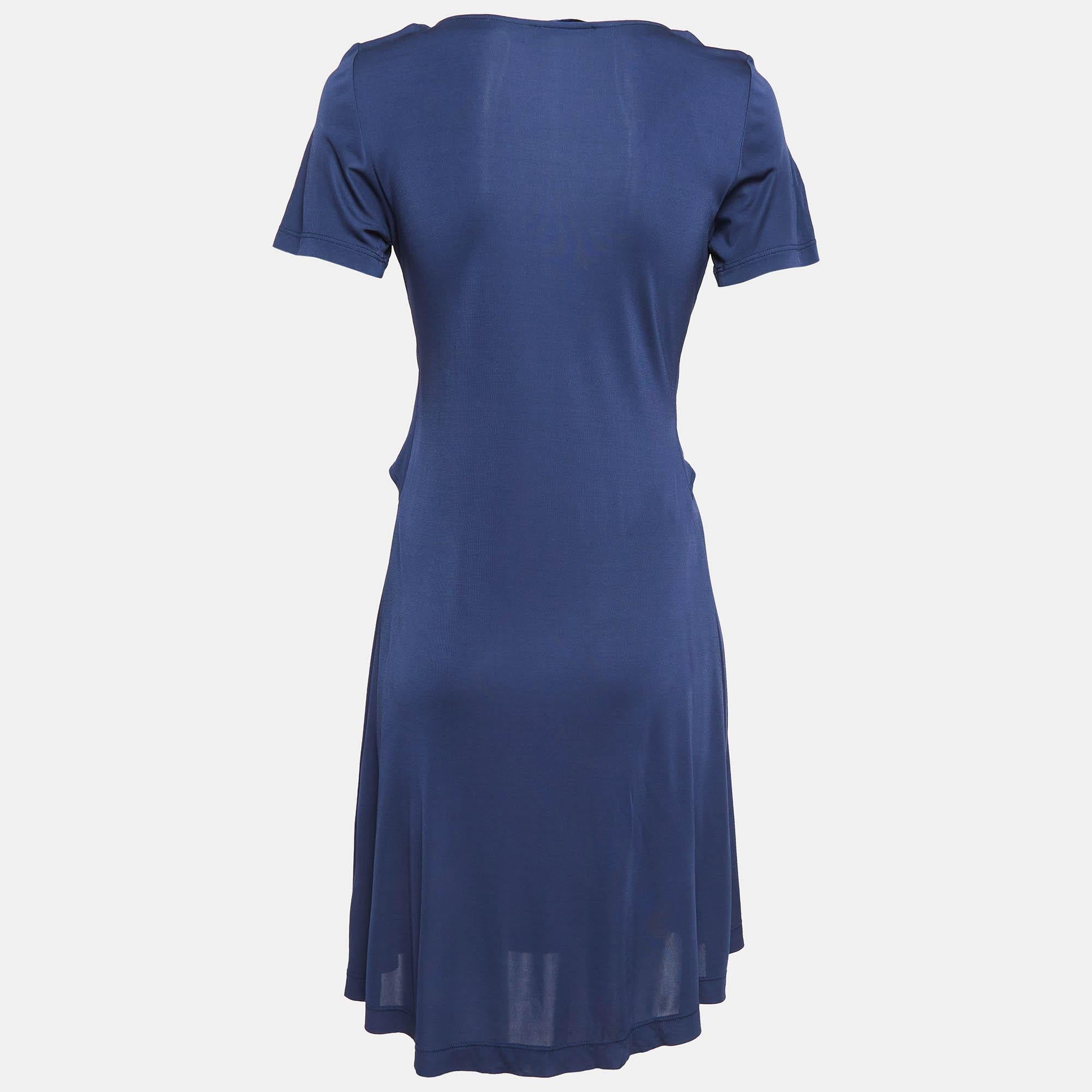 Este vestido de diseño es una prenda chic y con estilo que desprende elegancia y sofisticación. Con su silueta de diseño elegante y favorecedor y su confección de alta calidad, este vestido es perfecto para cualquier ocasión especial o evento