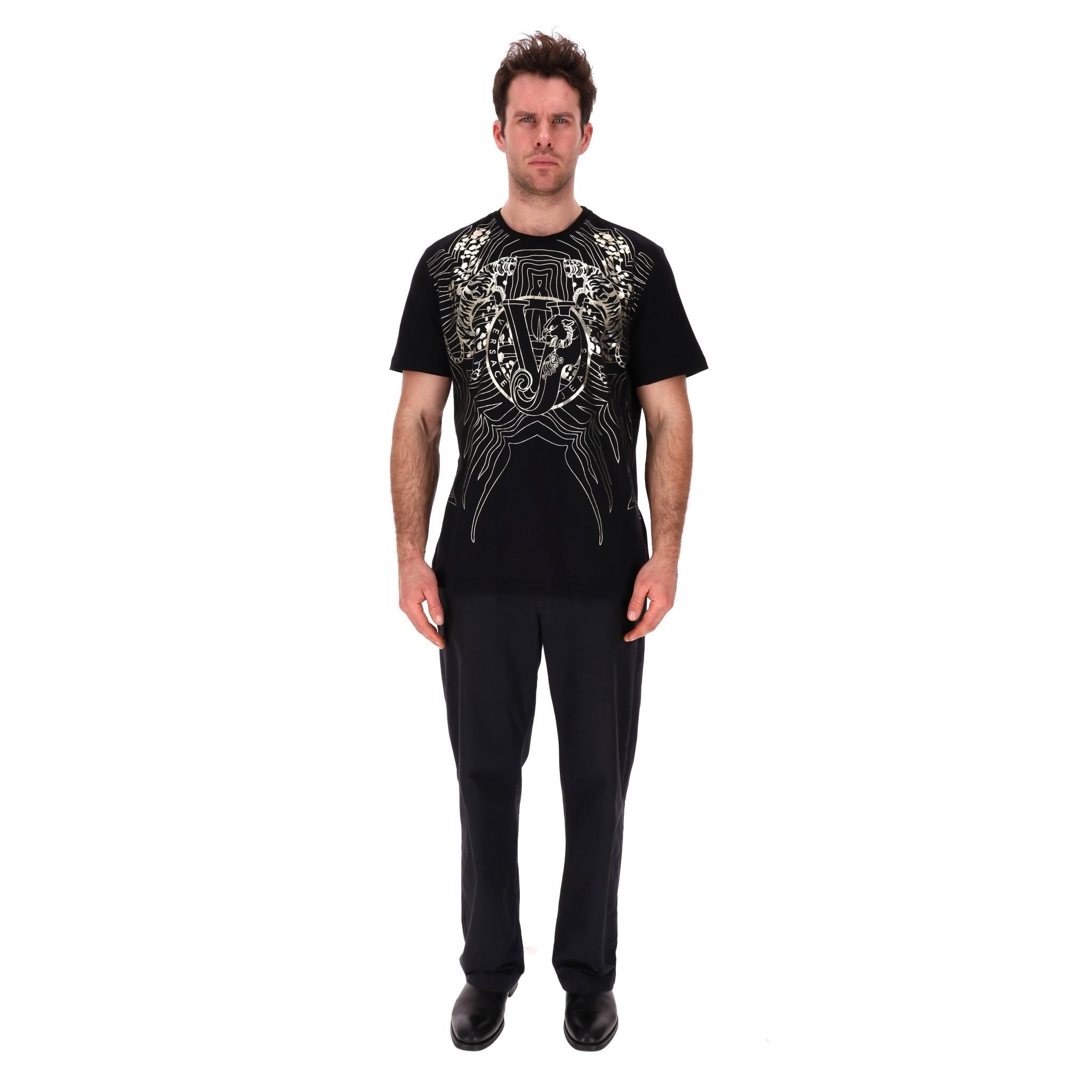 Versace Jeans Tigers Print Logo T-Shirt

Black t-shirt crafted from cotton and designed with tiger prints and 'VJ' logo to the centre.

Featuring ribbed crew neckline and short sleeves. Rrp Approx. £400

Size – XXXL

Condition – Very