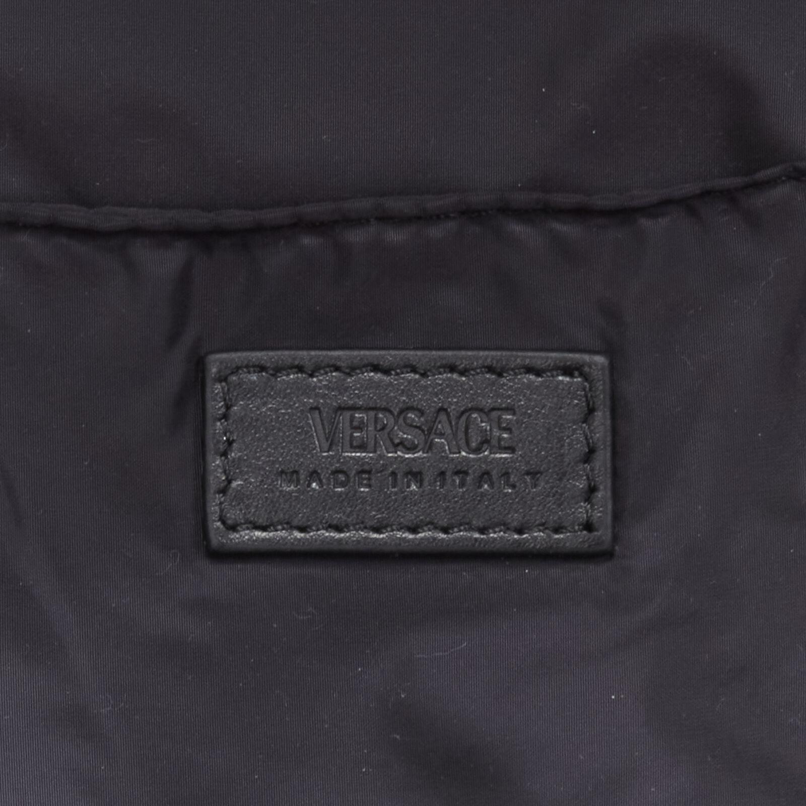 VERSACE Sac à dos en nylon noir avec logo La Greca 90's en vente 5