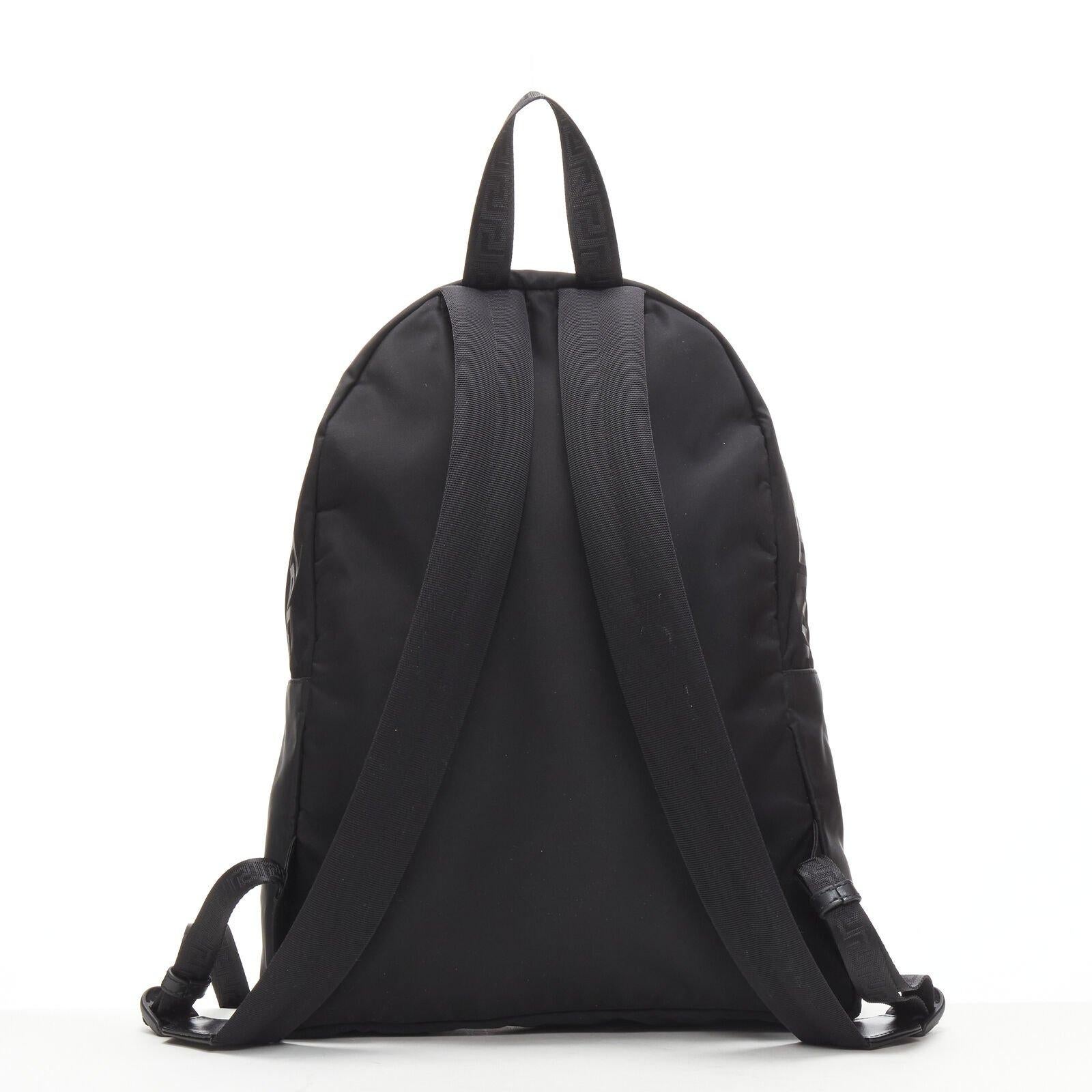 VERSACE Sac à dos en nylon noir avec logo La Greca 90's Pour hommes en vente