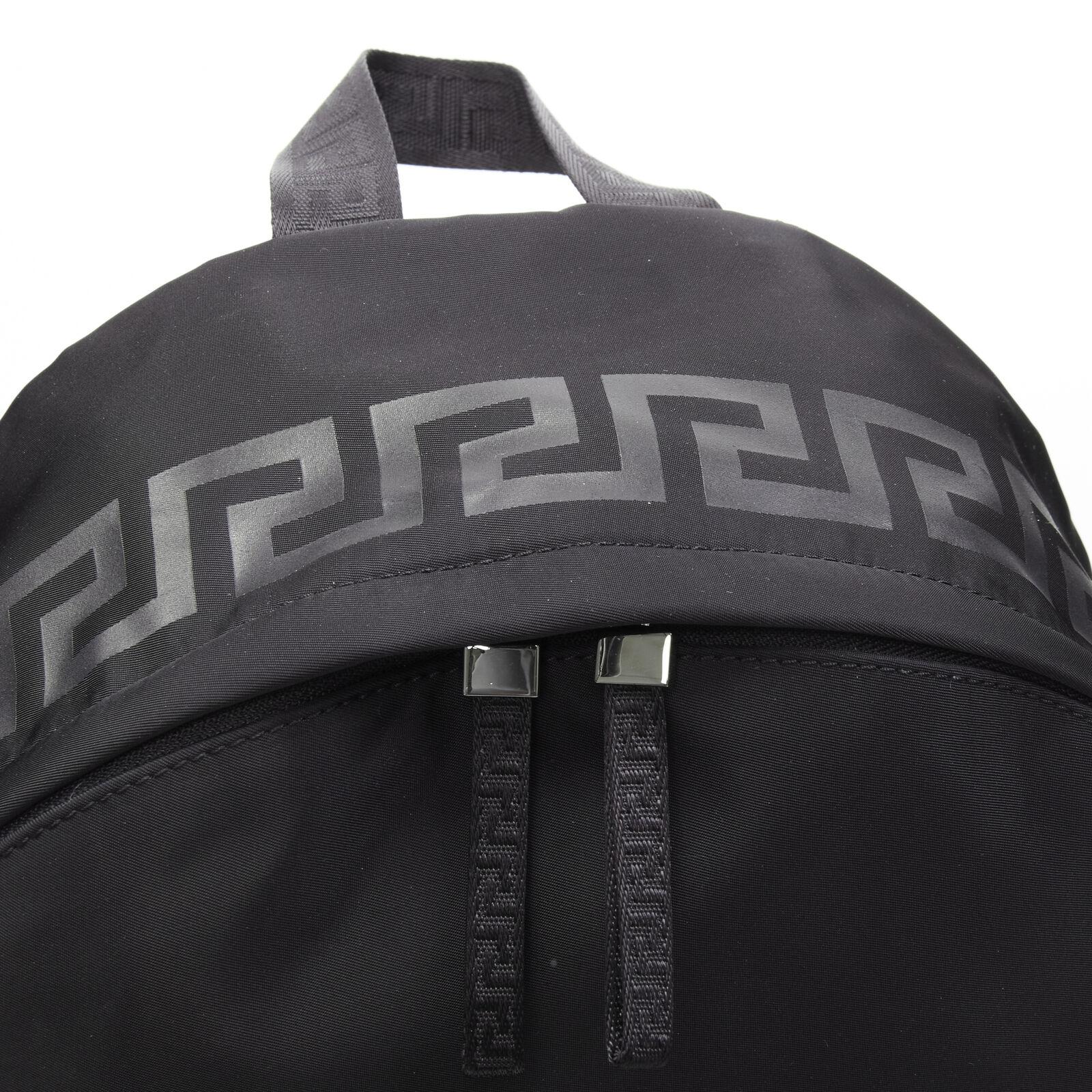 VERSACE Sac à dos en nylon noir avec logo La Greca 90's en vente 3