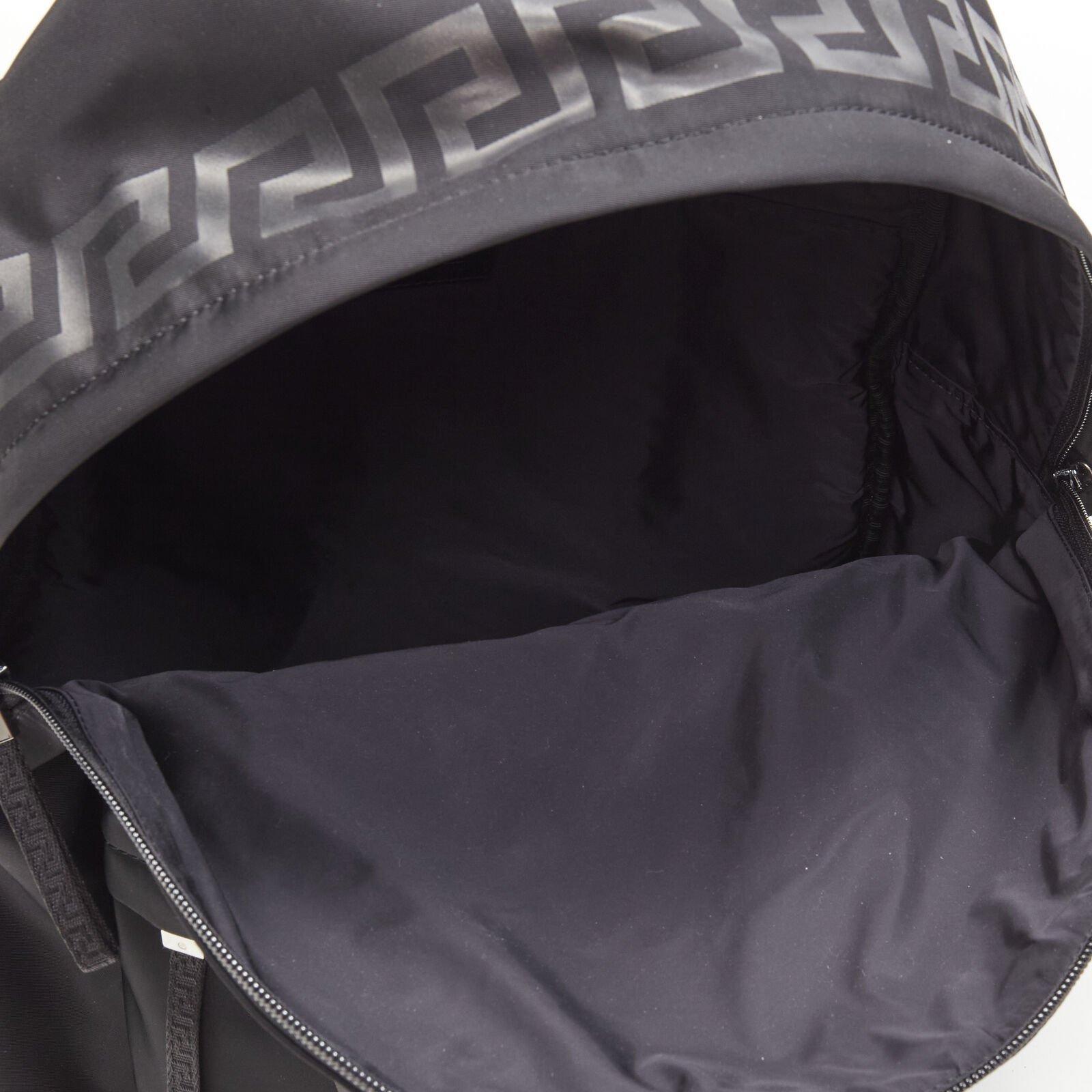 VERSACE Sac à dos en nylon noir avec logo La Greca 90's en vente 4