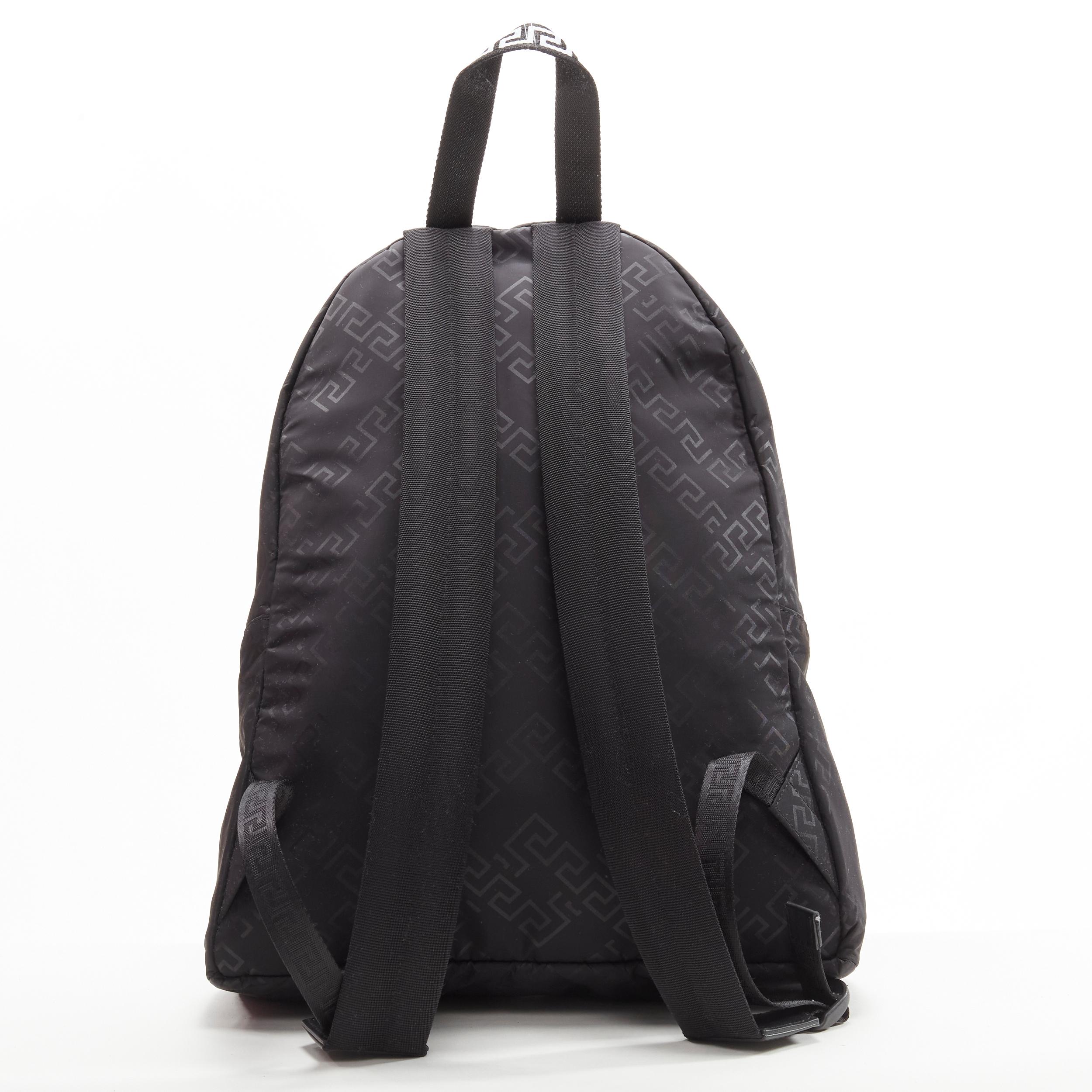 VERSACE La Greca Greek Key sac à dos noir avec logo des années 90 Neuf - En vente à Hong Kong, NT