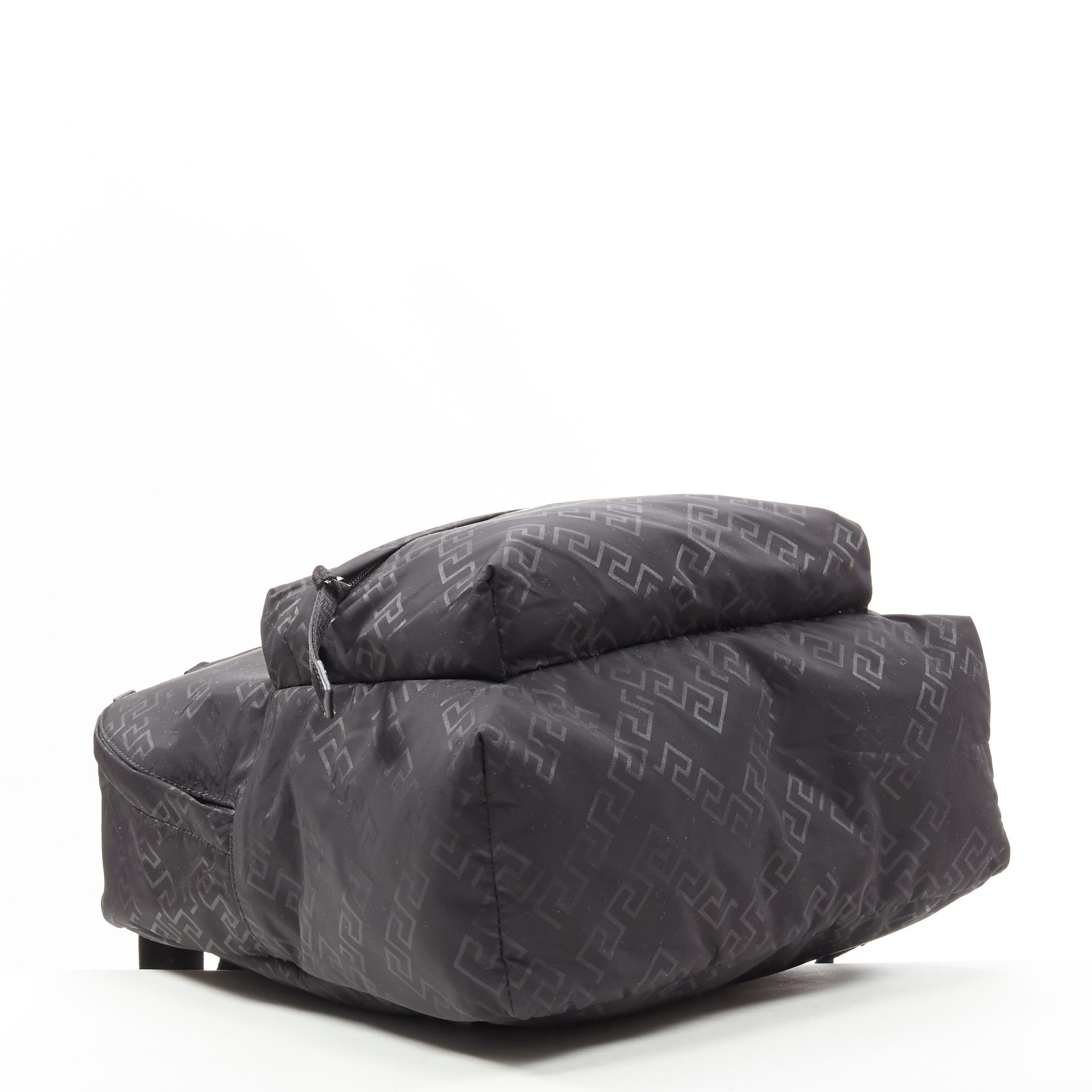VERSACE La Greca Greek Key sac à dos noir avec logo des années 90 Pour hommes en vente