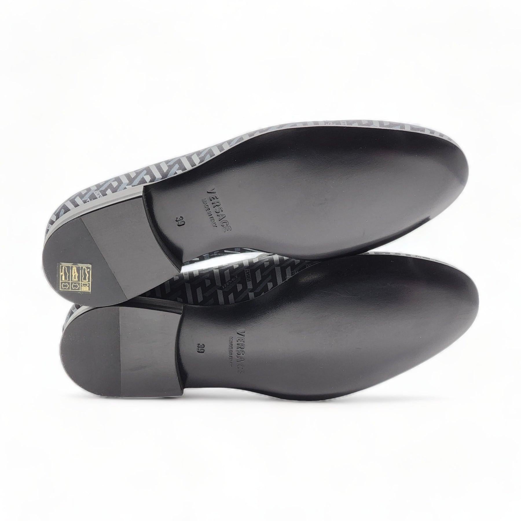 Mocassins Versace La Greca en jacquard Excellent état - En vente à Los Angeles, CA