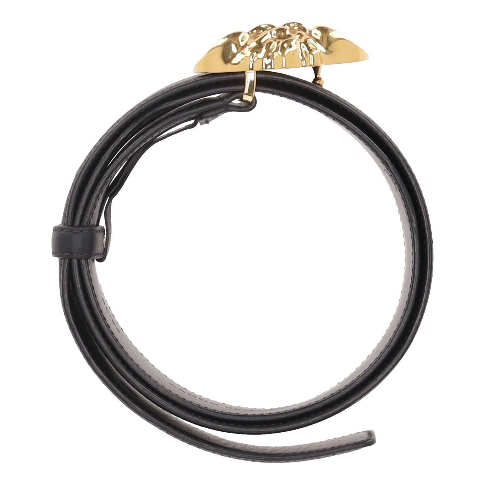Versace La Medusa - Ceinture en cuir avec boucle

Ceinture noire en cuir avec boucle à tête de Méduse 3D surdimensionnée en or.

Il présente une coupe ajustable et des détails en forme de trous.

Rrp Approx. £410

Taille - 95cm (modèle à grande