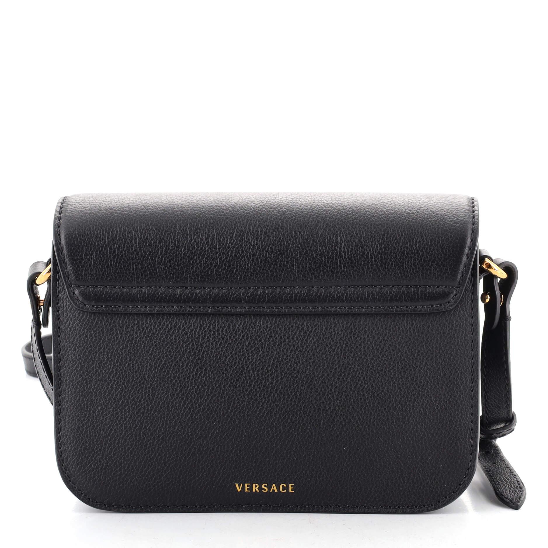 La Medusa Umhängetasche aus Leder mit Klappe von Versace im Zustand „Gut“ in NY, NY