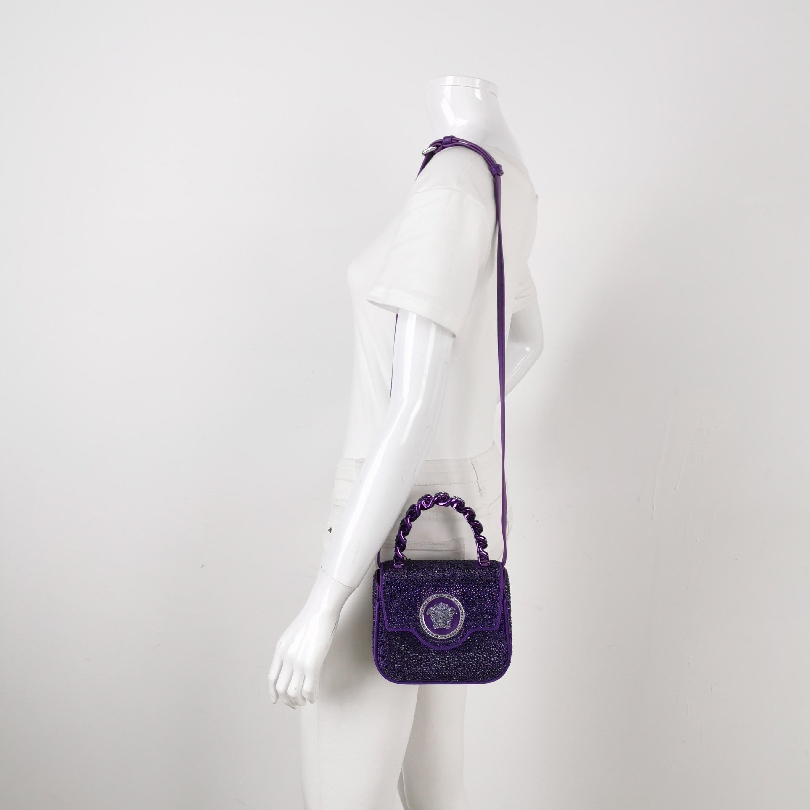 Versace La Medusa Mini Crystal verschönert Top Handle Tasche in Lila
 Dies sind professionelle Fotos der tatsächlich von Luxbags angebotenen Tasche.
 ZUSTAND: Fast neu
 DETAILS
 
 Versace
 Größe: Mini
 
 Breite des Bodens: 16cm  6.25 in
 
 Höhe: