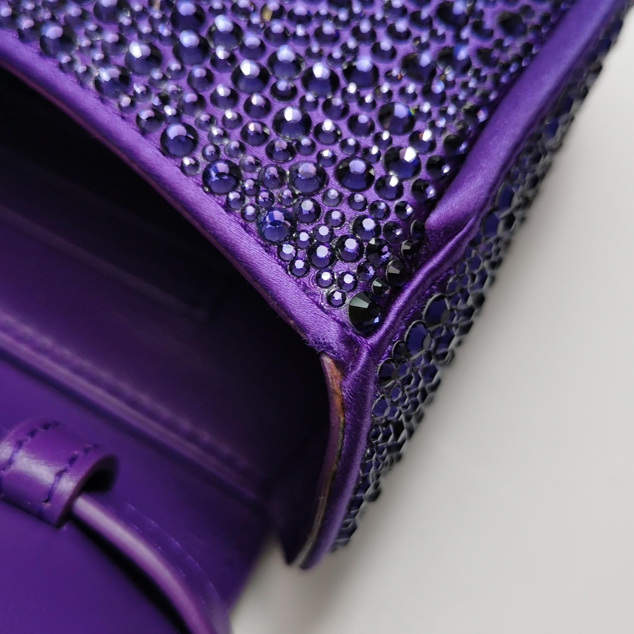 Versace La Medusa Mini Crystal verschönert Top Handle Tasche in Lila im Angebot 15
