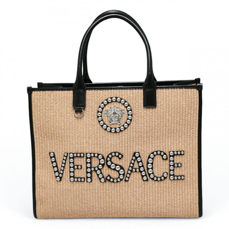 Versace La Medusa tote bag in faux raffia leather delivered in its original Versace dustbag.
Condition: very good
Made in Italy
Collection  la Medusa
Genre: woman
Materials:  raffia style leather
Interior: black canvas
Color: beige,