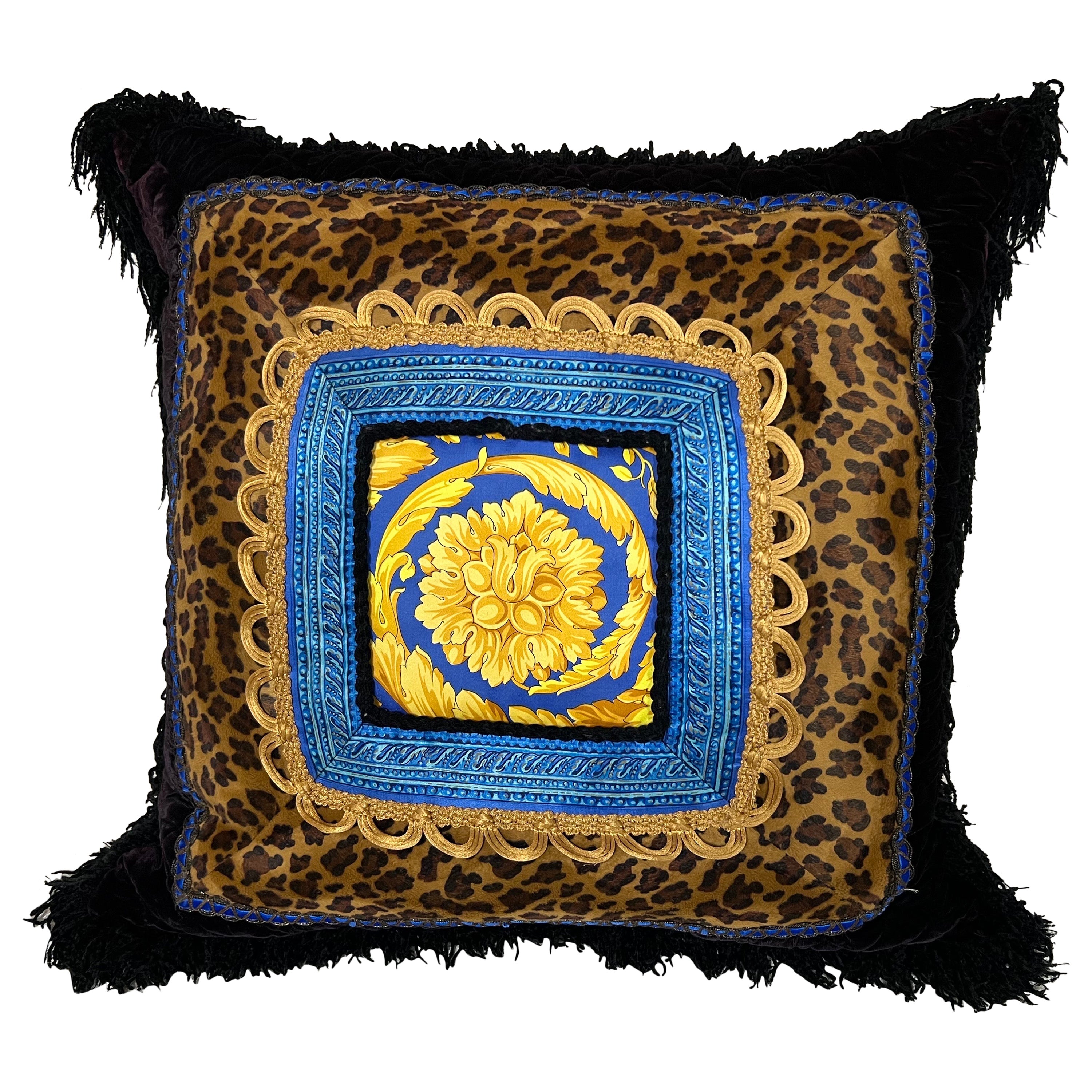 Grand coussin Versace en velours et soie imprimé animal