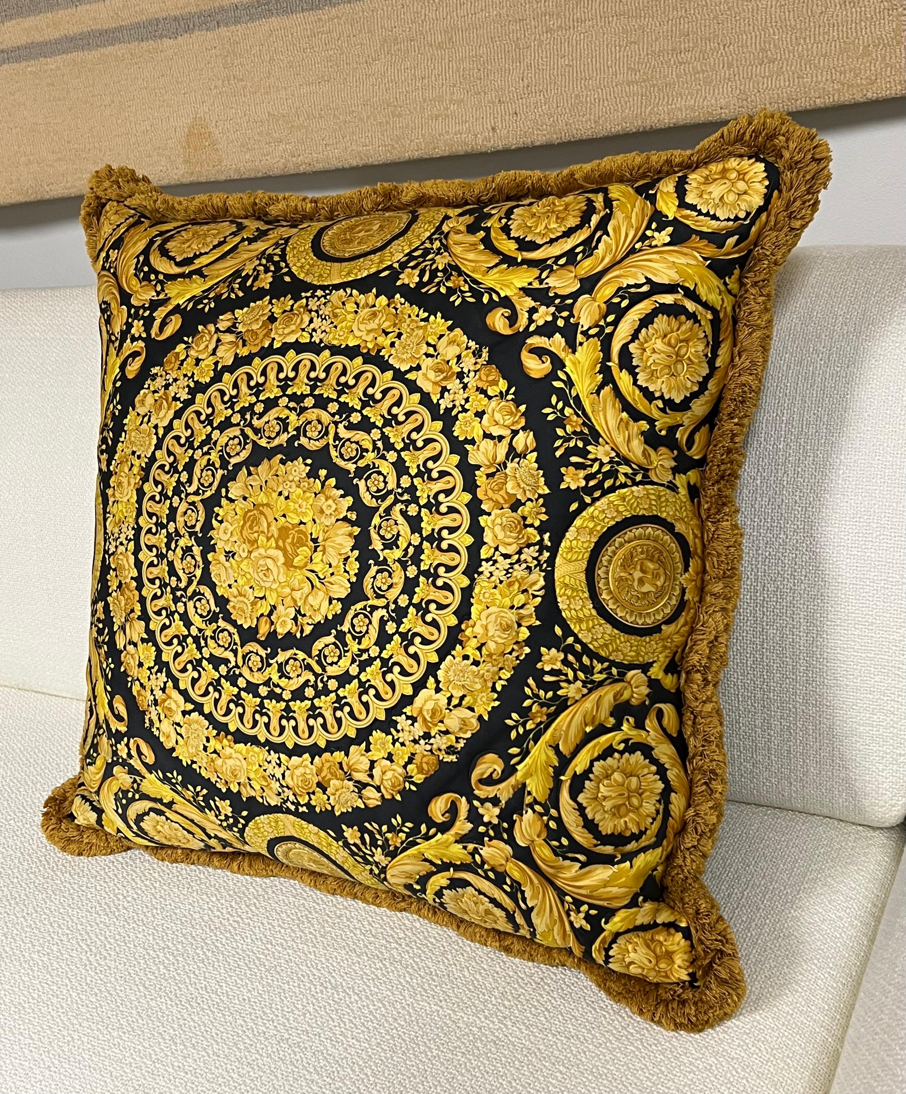 Beautiful pillow. The front is quilted, velvet back and gold fringe. 