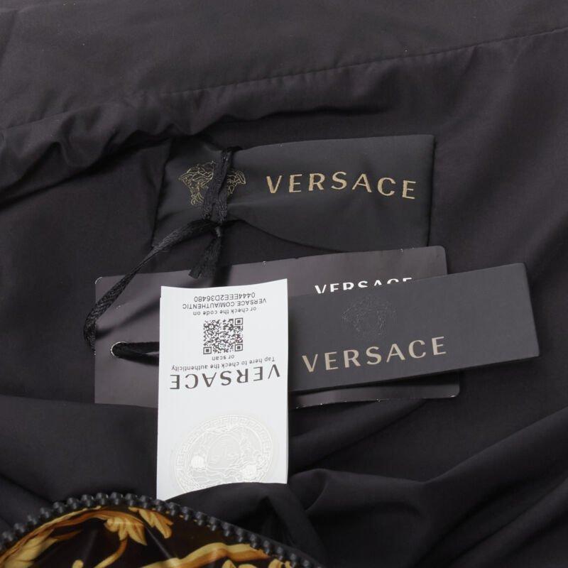 VERSACE Le Pop Classique nero rosso stampa Barocco in nylon track jacket IT52 XL in vendita 5