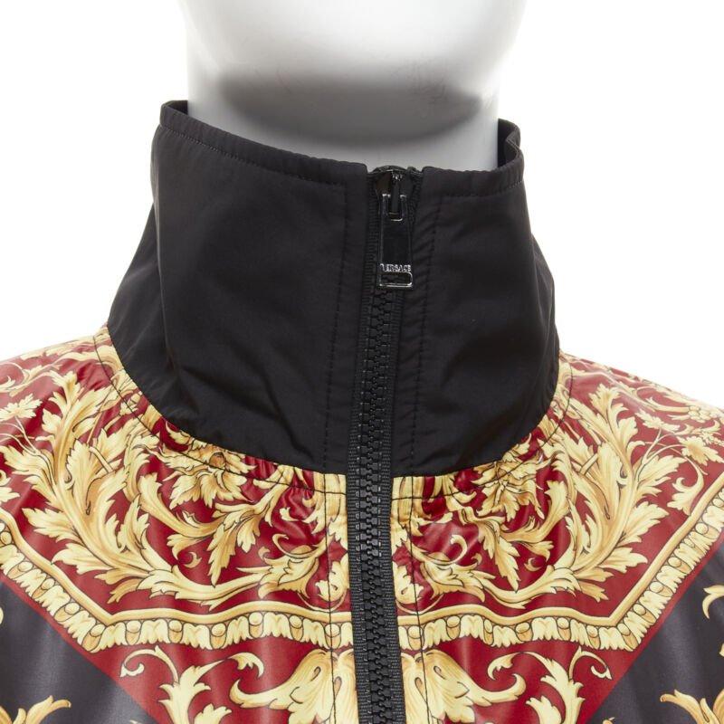 VERSACE Le Pop Classique nero rosso stampa Barocco in nylon track jacket IT52 XL
Riferimento: TGAS/C00082
Marchio: Versace
Stilista: Donatella Versace
Model No: A85246 A23533 A7207
Collezione: Le Pop Baroque
Materiale: Nylon
Colore: Nero,