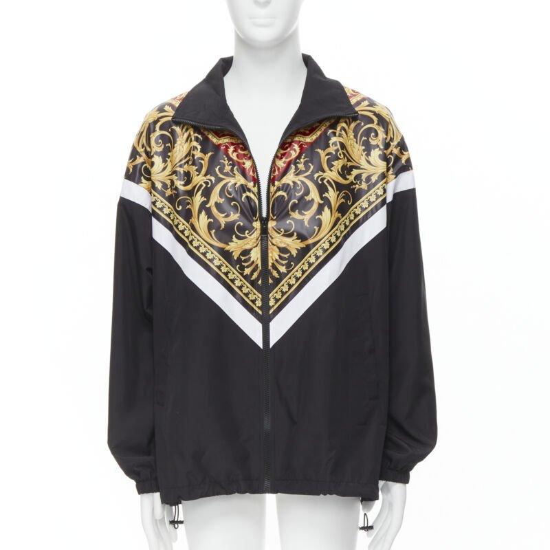Nero VERSACE Le Pop Classique nero rosso stampa Barocco in nylon track jacket IT52 XL in vendita