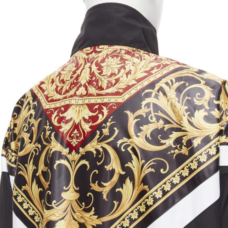 VERSACE Le Pop Classique nero rosso stampa Barocco in nylon track jacket IT52 XL in vendita 3