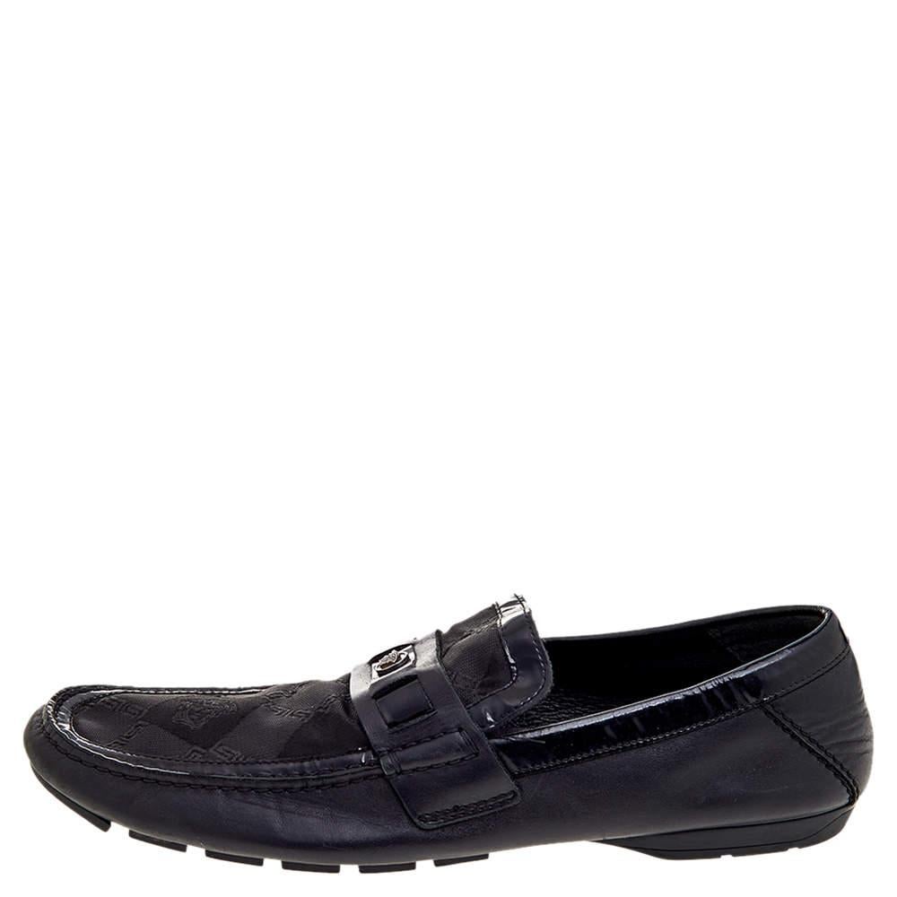Exude sophistication and signature class as you walk in these luxuriously-made loafers from the House of Versace. They are designed using black patent leather and Signature canvas, with a silver-toned Medusa motif highlighting the vamps. They are